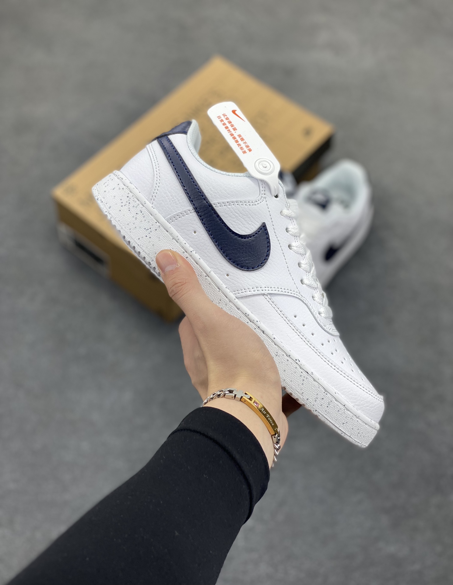 福利特价 Nike Court Borough 低帮百搭透气休闲运动板鞋男女鞋 经典耐用的设计,兼顾舒适脚感和出众风范,演绎匠心之作。结构性的支撑贴合感结合复古篮球设计,塑就场外全明星风范。 货号:DH2987-106 尺码:36 36.5 37.5 38 38.5 39 40 40.5 4142 42.5 43 44 44.5 45-选品中心