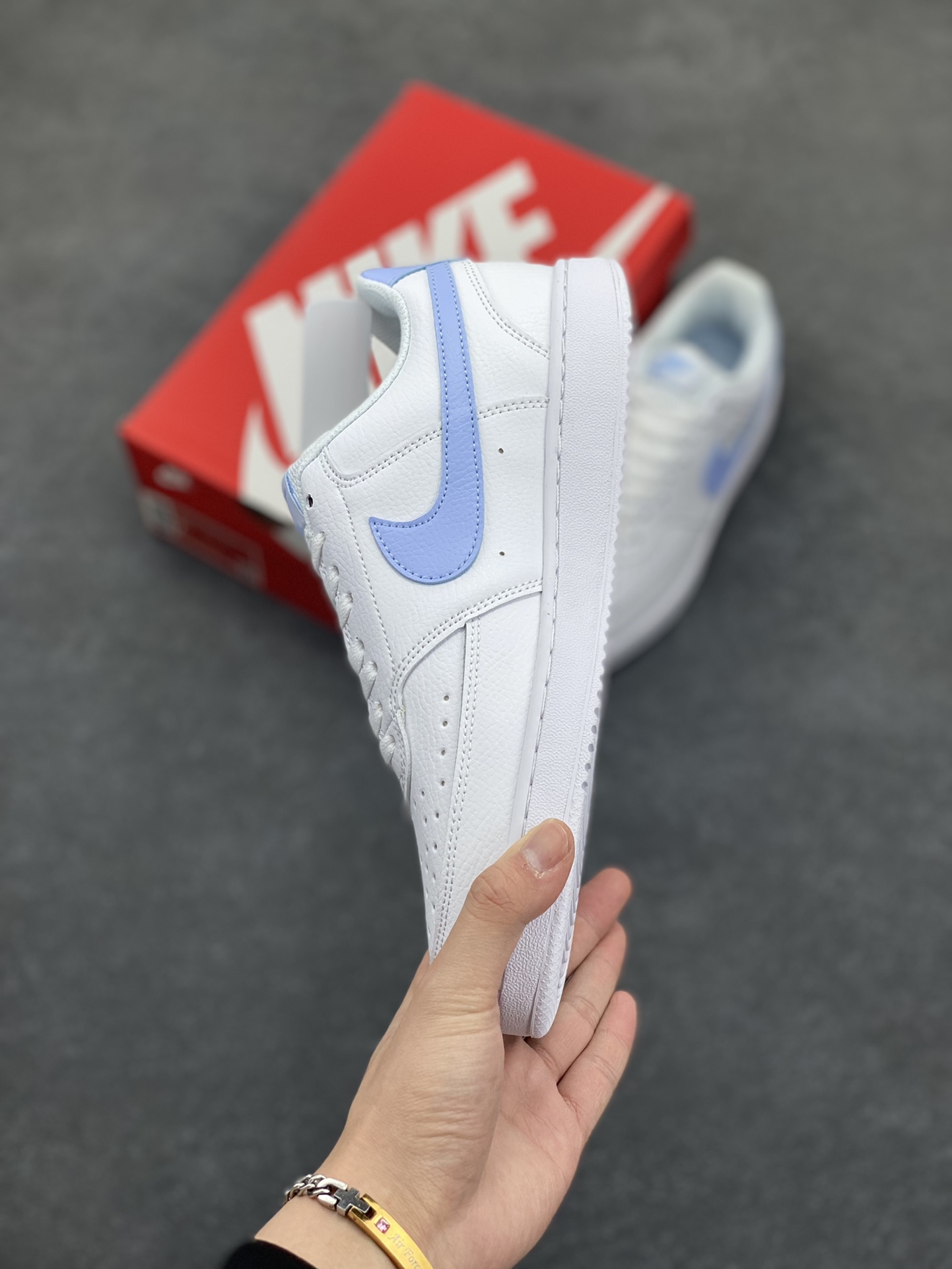 图片[3]-福利特价 Nike Court Borough 低帮百搭透气休闲运动板鞋男女鞋 经典耐用的设计，兼顾舒适脚感和出众风范，演绎匠心之作。结构性的支撑贴合感结合复古篮球设计，塑就场外全明星风范。 货号：CD5434-115 尺码：36 36.5 37.5 38 38.5 39 40 40.5 4142 42.5 43 44 44.5 45-选品中心