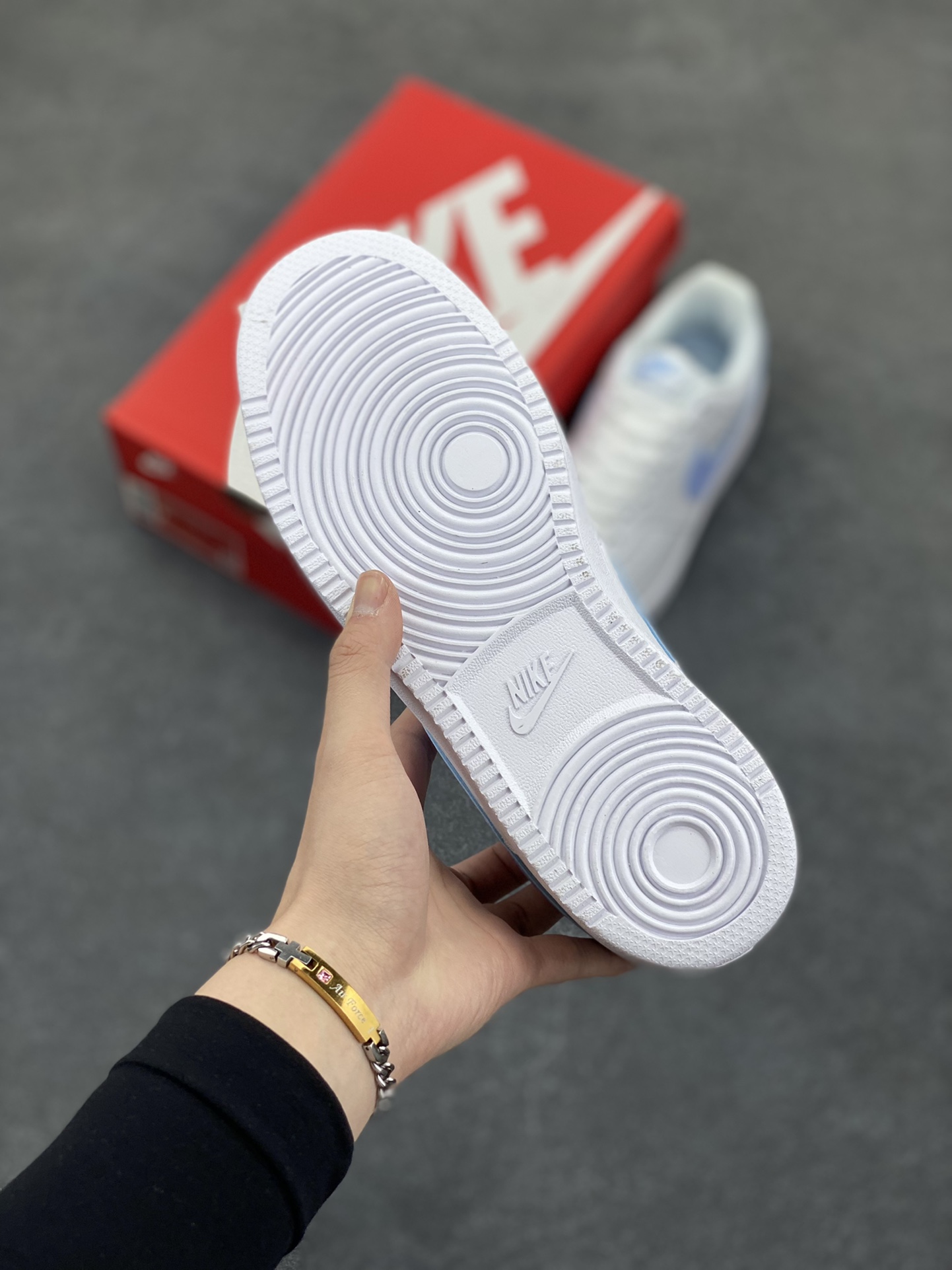 图片[5]-福利特价 Nike Court Borough 低帮百搭透气休闲运动板鞋男女鞋 经典耐用的设计，兼顾舒适脚感和出众风范，演绎匠心之作。结构性的支撑贴合感结合复古篮球设计，塑就场外全明星风范。 货号：CD5434-115 尺码：36 36.5 37.5 38 38.5 39 40 40.5 4142 42.5 43 44 44.5 45-选品中心