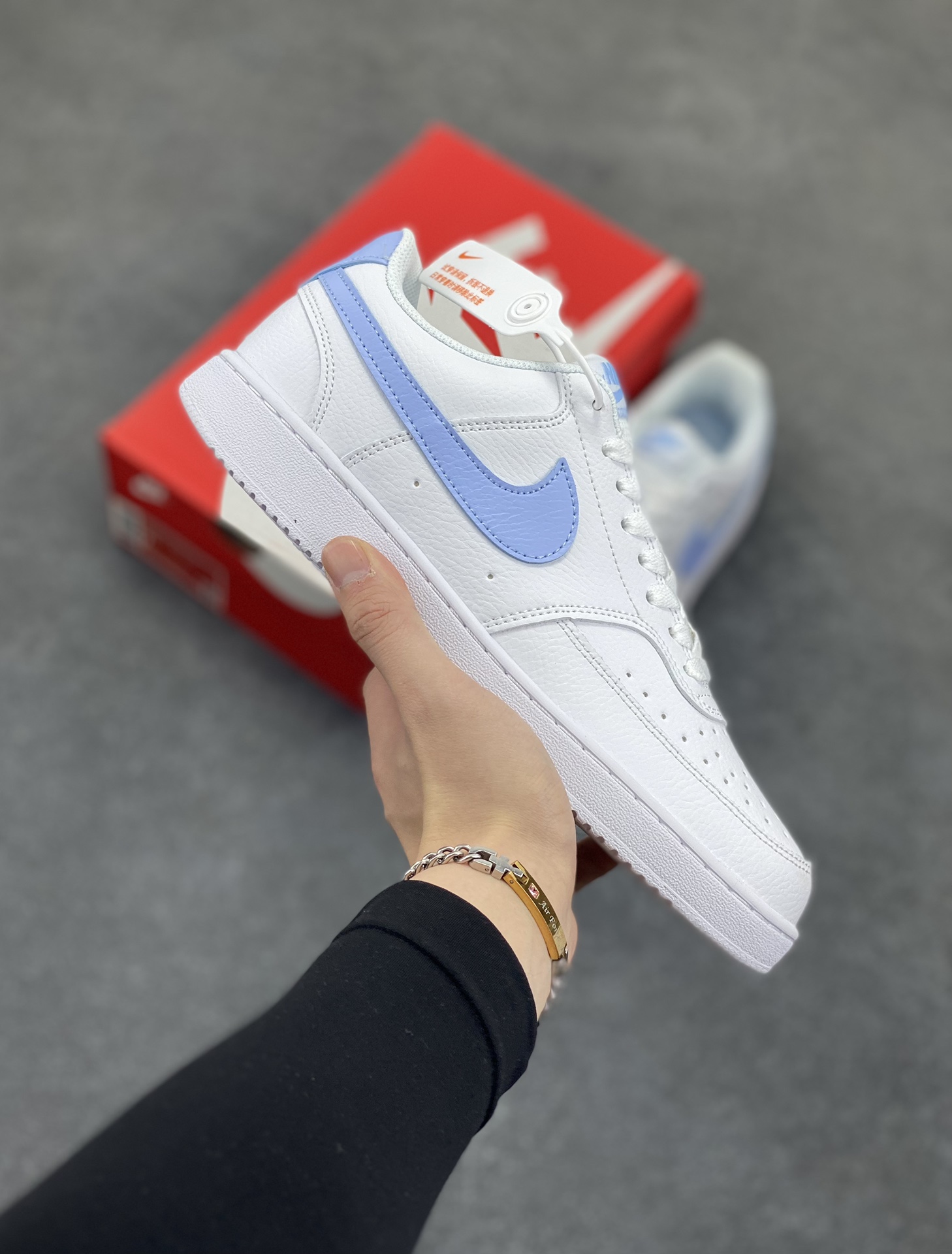 福利特价 Nike Court Borough 低帮百搭透气休闲运动板鞋男女鞋 经典耐用的设计，兼顾舒适脚感和出众风范，演绎匠心之作。结构性的支撑贴合感结合复古篮球设计，塑就场外全明星风范。 货号：CD5434-115 尺码：36 36.5 37.5 38 38.5 39 40 40.5 4142 42.5 43 44 44.5 45-选品中心