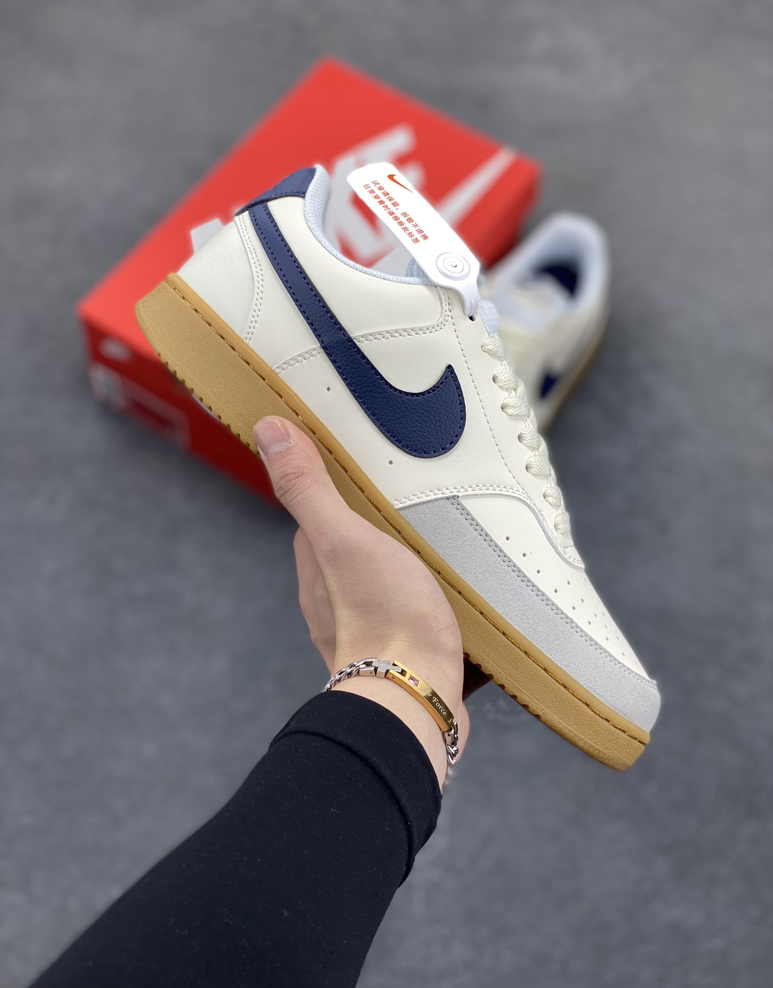 福利特价 Nike Court Borough 低帮百搭透气休闲运动板鞋男女鞋 经典耐用的设计，兼顾舒适脚感和出众风范，演绎匠心之作。结构性的支撑贴合感结合复古篮球设计，塑就场外全明星风范。 货号：HF1068-133 尺码：36 36.5 37.5 38 38.5 39 40 40.5 4142 42.5 43 44 44.5 45-选品中心