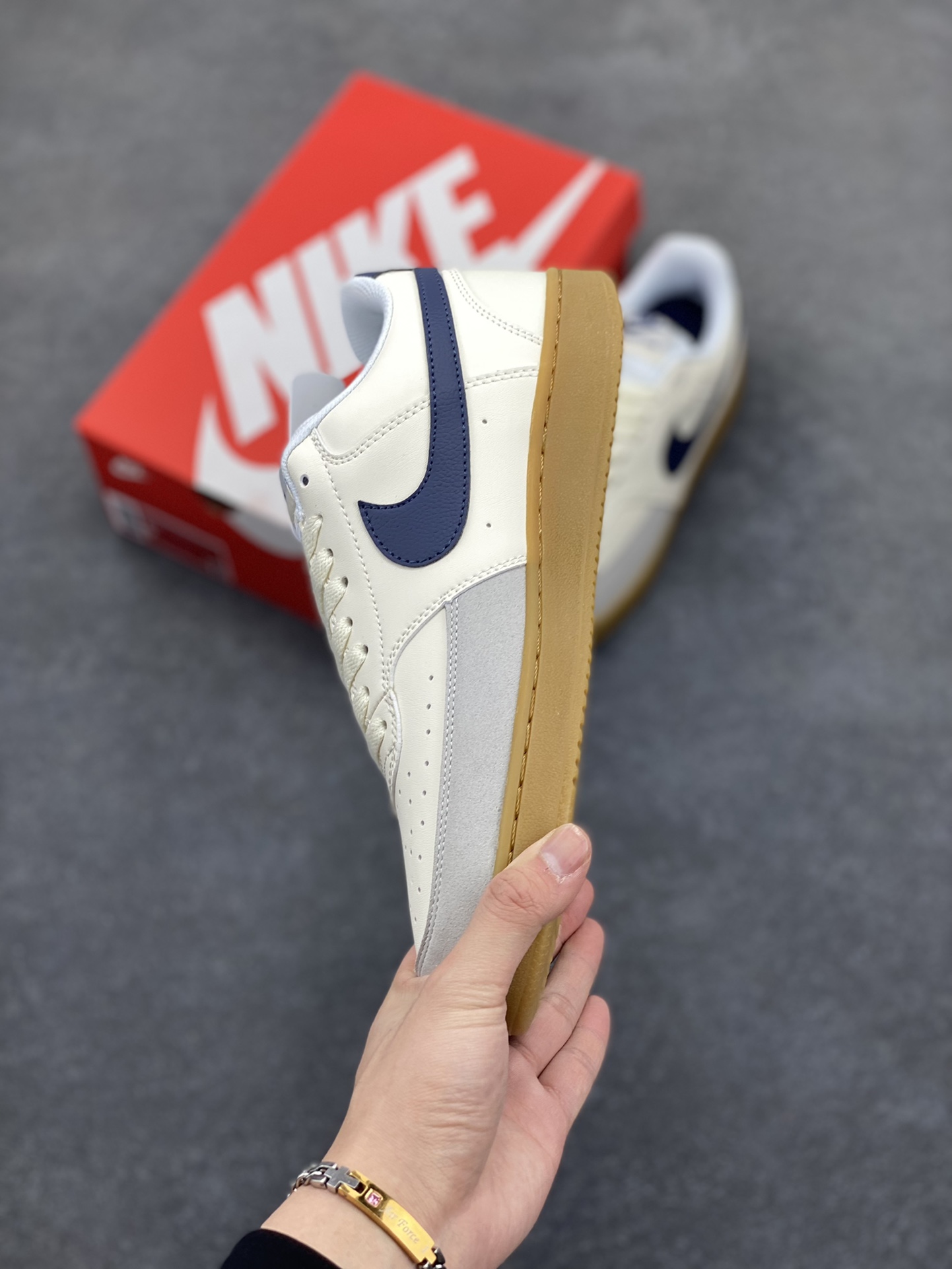 图片[3]-福利特价 Nike Court Borough 低帮百搭透气休闲运动板鞋男女鞋 经典耐用的设计，兼顾舒适脚感和出众风范，演绎匠心之作。结构性的支撑贴合感结合复古篮球设计，塑就场外全明星风范。 货号：HF1068-133 尺码：36 36.5 37.5 38 38.5 39 40 40.5 4142 42.5 43 44 44.5 45-选品中心