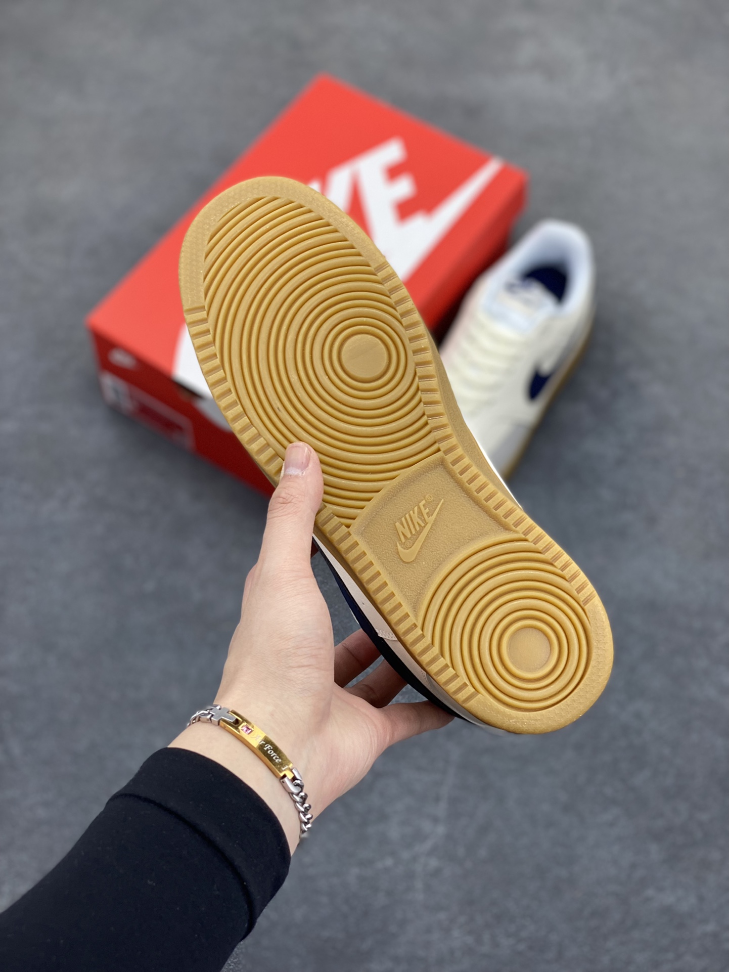 图片[5]-福利特价 Nike Court Borough 低帮百搭透气休闲运动板鞋男女鞋 经典耐用的设计，兼顾舒适脚感和出众风范，演绎匠心之作。结构性的支撑贴合感结合复古篮球设计，塑就场外全明星风范。 货号：HF1068-133 尺码：36 36.5 37.5 38 38.5 39 40 40.5 4142 42.5 43 44 44.5 45-选品中心