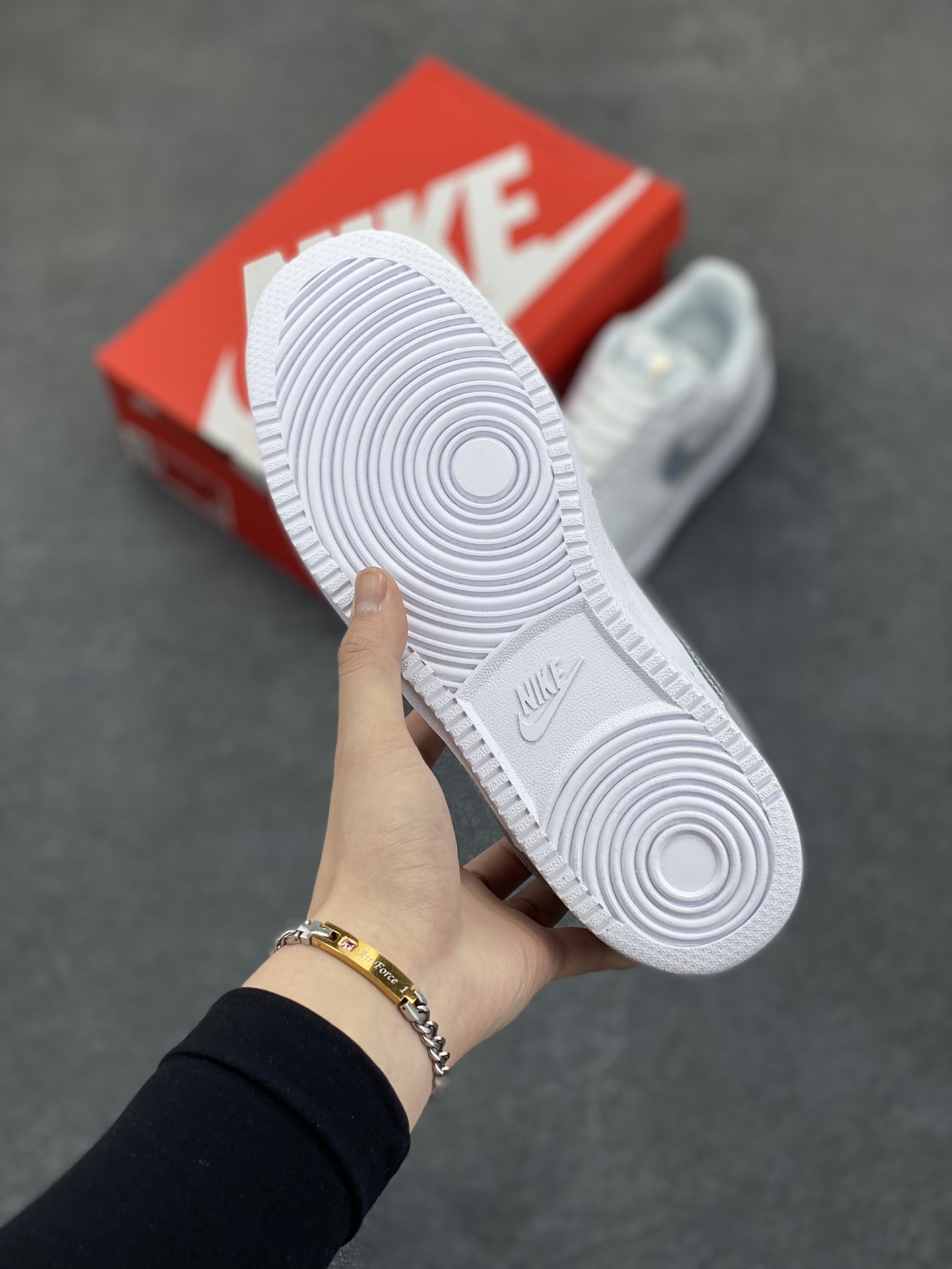 图片[5]-福利特价 Nike Court Borough 低帮百搭透气休闲运动板鞋男女鞋 经典耐用的设计，兼顾舒适脚感和出众风范，演绎匠心之作。结构性的支撑贴合感结合复古篮球设计，塑就场外全明星风范。 货号：CW5596-100 尺码：36 36.5 37.5 38 38.5 39 40 40.5 4142 42.5 43 44 44.5 45-选品中心