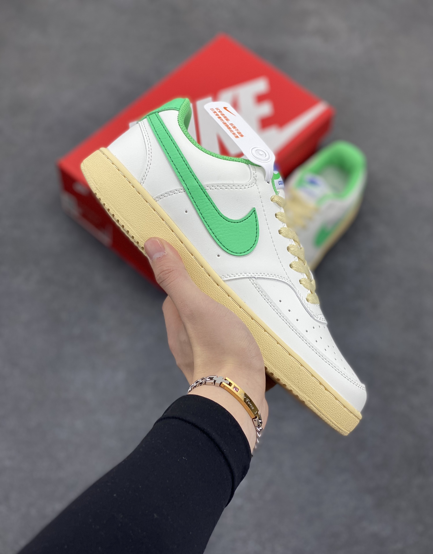 福利特价 Nike Court Borough 低帮百搭透气休闲运动板鞋男女鞋 经典耐用的设计，兼顾舒适脚感和出众风范，演绎匠心之作。结构性的支撑贴合感结合复古篮球设计，塑就场外全明星风范。 货号：FJ5437-133 尺码：36 36.5 37.5 38 38.5 39 40 40.5 4142 42.5 43 44 44.5 45-选品中心