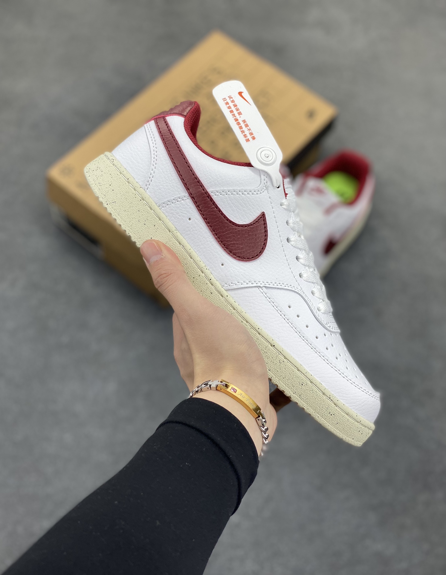 福利特价 Nike Court Borough 低帮百搭透气休闲运动板鞋男女鞋 经典耐用的设计，兼顾舒适脚感和出众风范，演绎匠心之作。结构性的支撑贴合感结合复古篮球设计，塑就场外全明星风范。 货号：DH3158-106 尺码：36 36.5 37.5 38 38.5 39 40 40.5 4142 42.5 43 44 44.5 45-选品中心