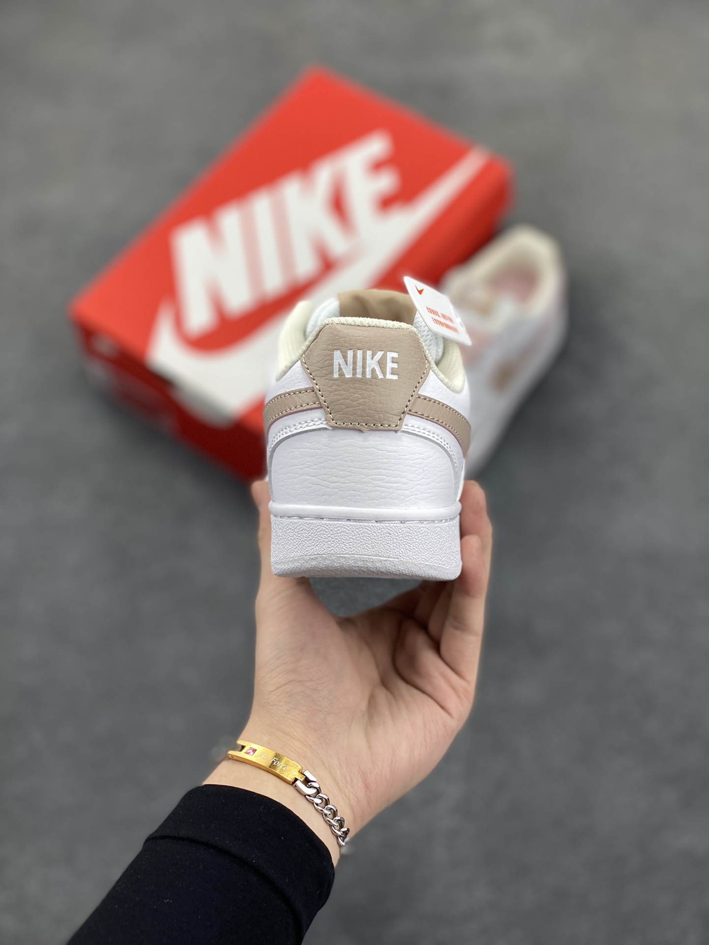 图片[4]-福利特价 Nike Court Borough 低帮百搭透气休闲运动板鞋男女鞋 经典耐用的设计，兼顾舒适脚感和出众风范，演绎匠心之作。结构性的支撑贴合感结合复古篮球设计，塑就场外全明星风范。 货号：CD5434-113 尺码：36 36.5 37.5 38 38.5 39 40 40.5 4142 42.5 43 44 44.5 45-选品中心