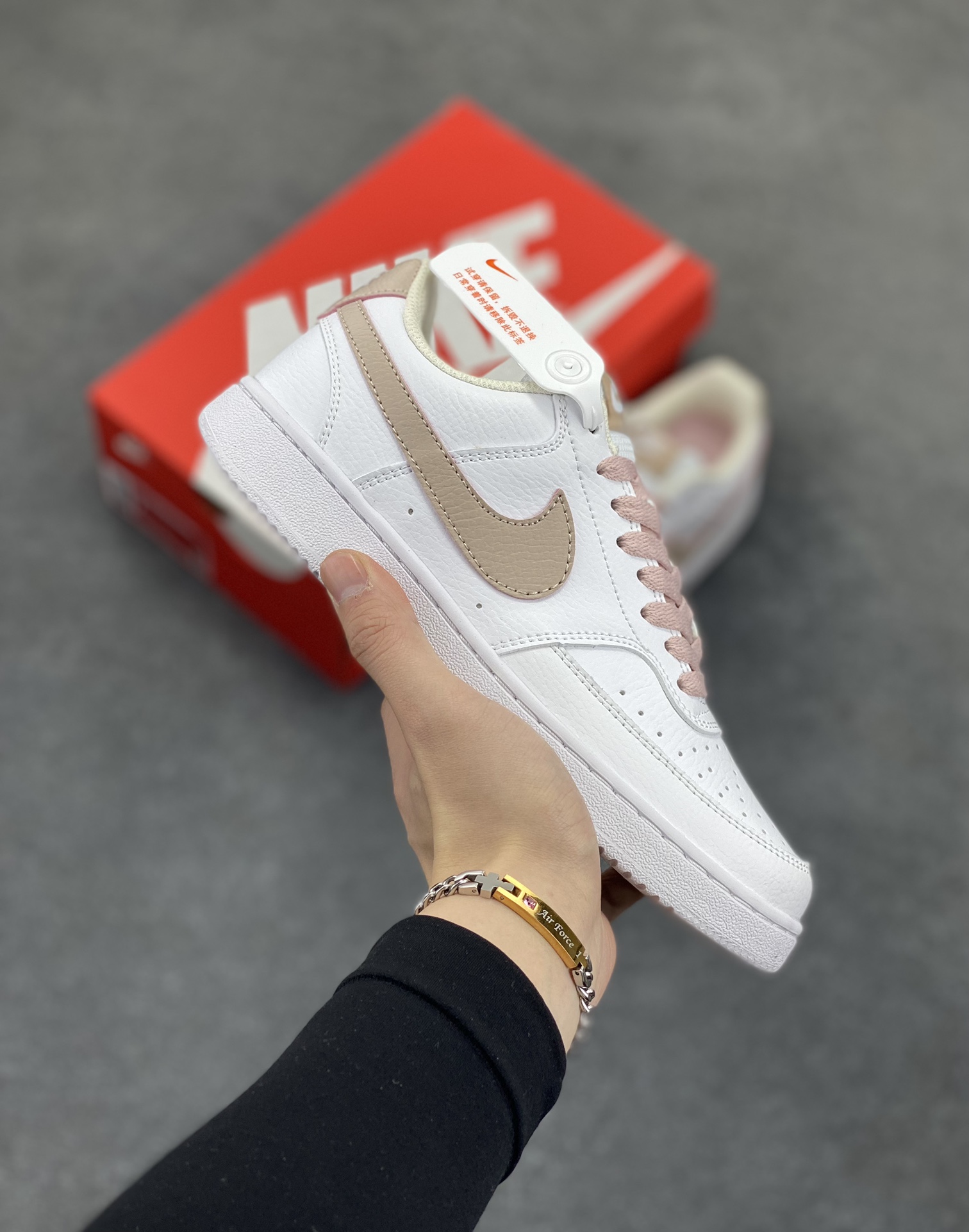 福利特价 Nike Court Borough 低帮百搭透气休闲运动板鞋男女鞋 经典耐用的设计，兼顾舒适脚感和出众风范，演绎匠心之作。结构性的支撑贴合感结合复古篮球设计，塑就场外全明星风范。 货号：CD5434-113 尺码：36 36.5 37.5 38 38.5 39 40 40.5 4142 42.5 43 44 44.5 45-选品中心