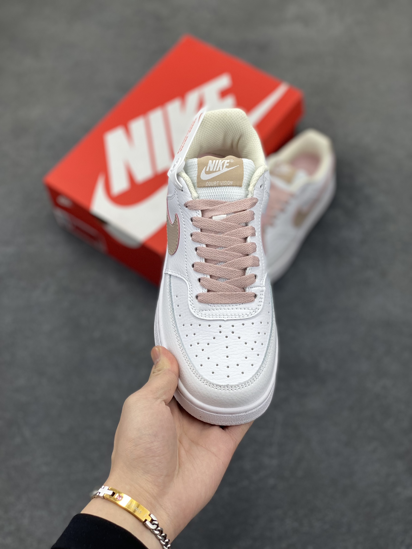 图片[2]-福利特价 Nike Court Borough 低帮百搭透气休闲运动板鞋男女鞋 经典耐用的设计，兼顾舒适脚感和出众风范，演绎匠心之作。结构性的支撑贴合感结合复古篮球设计，塑就场外全明星风范。 货号：CD5434-113 尺码：36 36.5 37.5 38 38.5 39 40 40.5 4142 42.5 43 44 44.5 45-选品中心