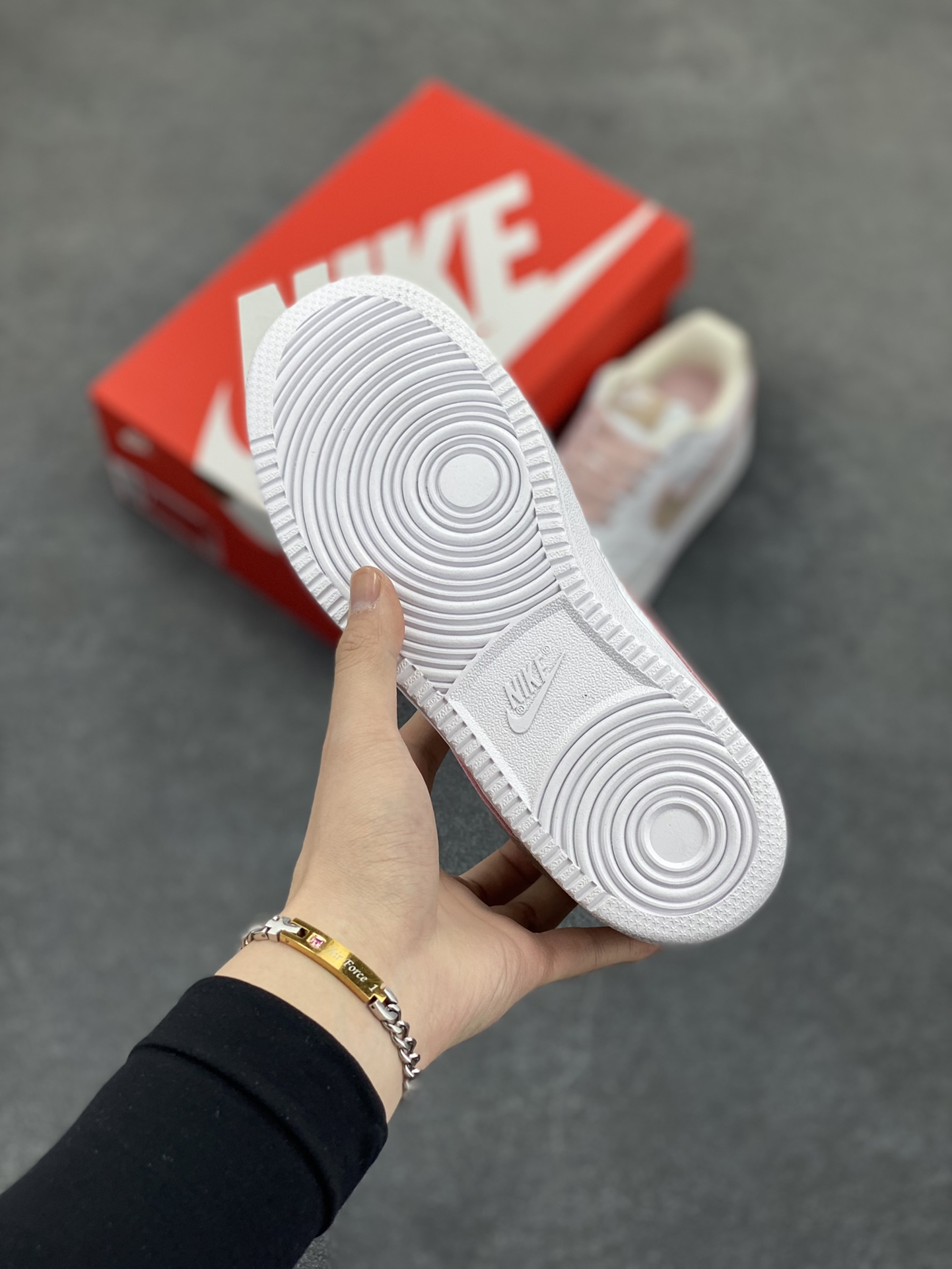 图片[5]-福利特价 Nike Court Borough 低帮百搭透气休闲运动板鞋男女鞋 经典耐用的设计，兼顾舒适脚感和出众风范，演绎匠心之作。结构性的支撑贴合感结合复古篮球设计，塑就场外全明星风范。 货号：CD5434-113 尺码：36 36.5 37.5 38 38.5 39 40 40.5 4142 42.5 43 44 44.5 45-选品中心