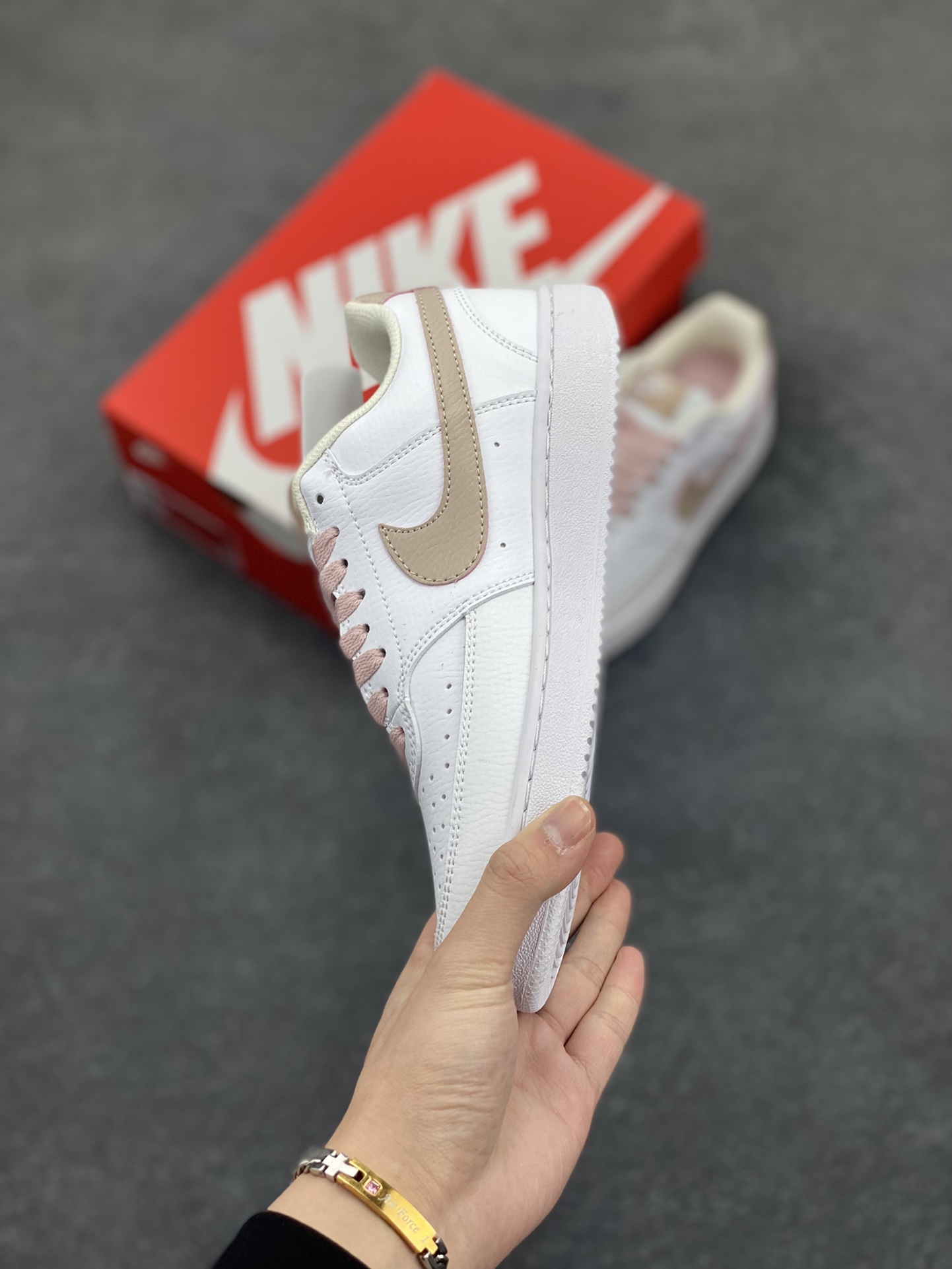 图片[3]-福利特价 Nike Court Borough 低帮百搭透气休闲运动板鞋男女鞋 经典耐用的设计，兼顾舒适脚感和出众风范，演绎匠心之作。结构性的支撑贴合感结合复古篮球设计，塑就场外全明星风范。 货号：CD5434-113 尺码：36 36.5 37.5 38 38.5 39 40 40.5 4142 42.5 43 44 44.5 45-选品中心