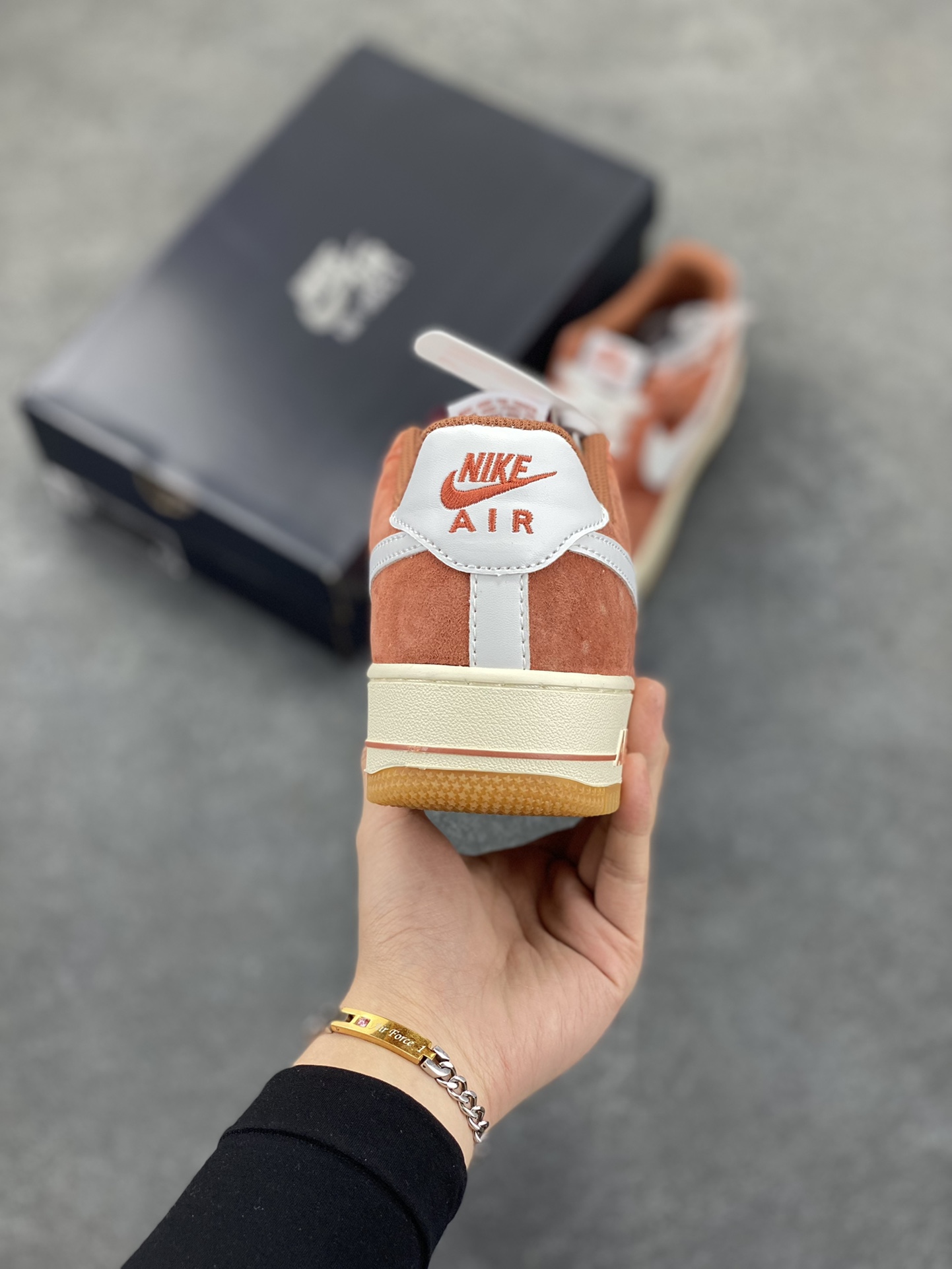 图片[4]-福利特价   Nike Air Force 1 Low 白橙 麂皮低帮空军一号休闲板鞋 定制皮料 原楦原纸板 纯正空军版型 高清洁度 内置全掌气垫 货号：AV0383-221 尺码：36 36.5 37.5 38 38.5 39 40 40.5 41 42 42.5 43 44 44.5 45-选品中心