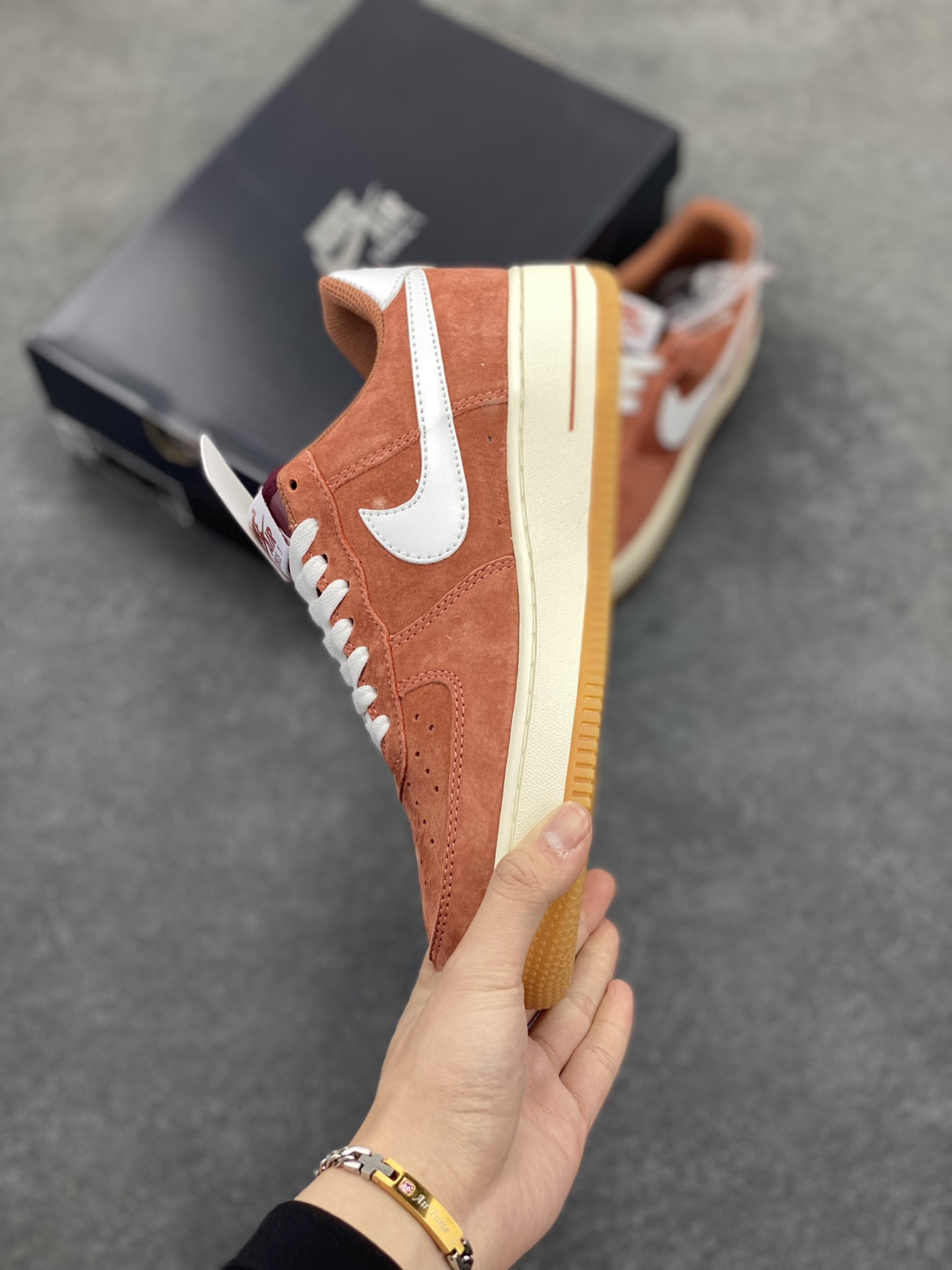 图片[3]-福利特价   Nike Air Force 1 Low 白橙 麂皮低帮空军一号休闲板鞋 定制皮料 原楦原纸板 纯正空军版型 高清洁度 内置全掌气垫 货号：AV0383-221 尺码：36 36.5 37.5 38 38.5 39 40 40.5 41 42 42.5 43 44 44.5 45-选品中心