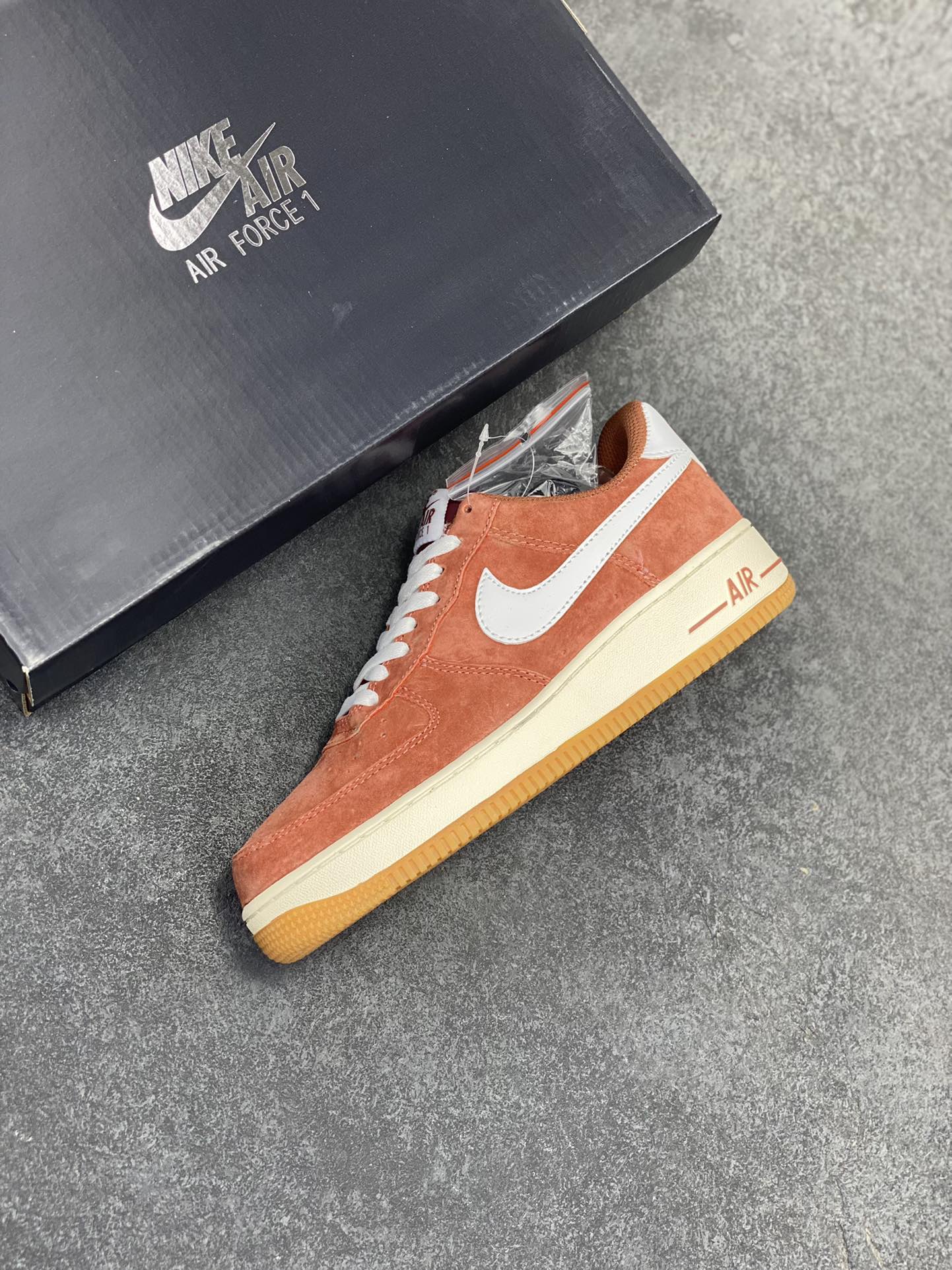图片[7]-福利特价   Nike Air Force 1 Low 白橙 麂皮低帮空军一号休闲板鞋 定制皮料 原楦原纸板 纯正空军版型 高清洁度 内置全掌气垫 货号：AV0383-221 尺码：36 36.5 37.5 38 38.5 39 40 40.5 41 42 42.5 43 44 44.5 45-选品中心