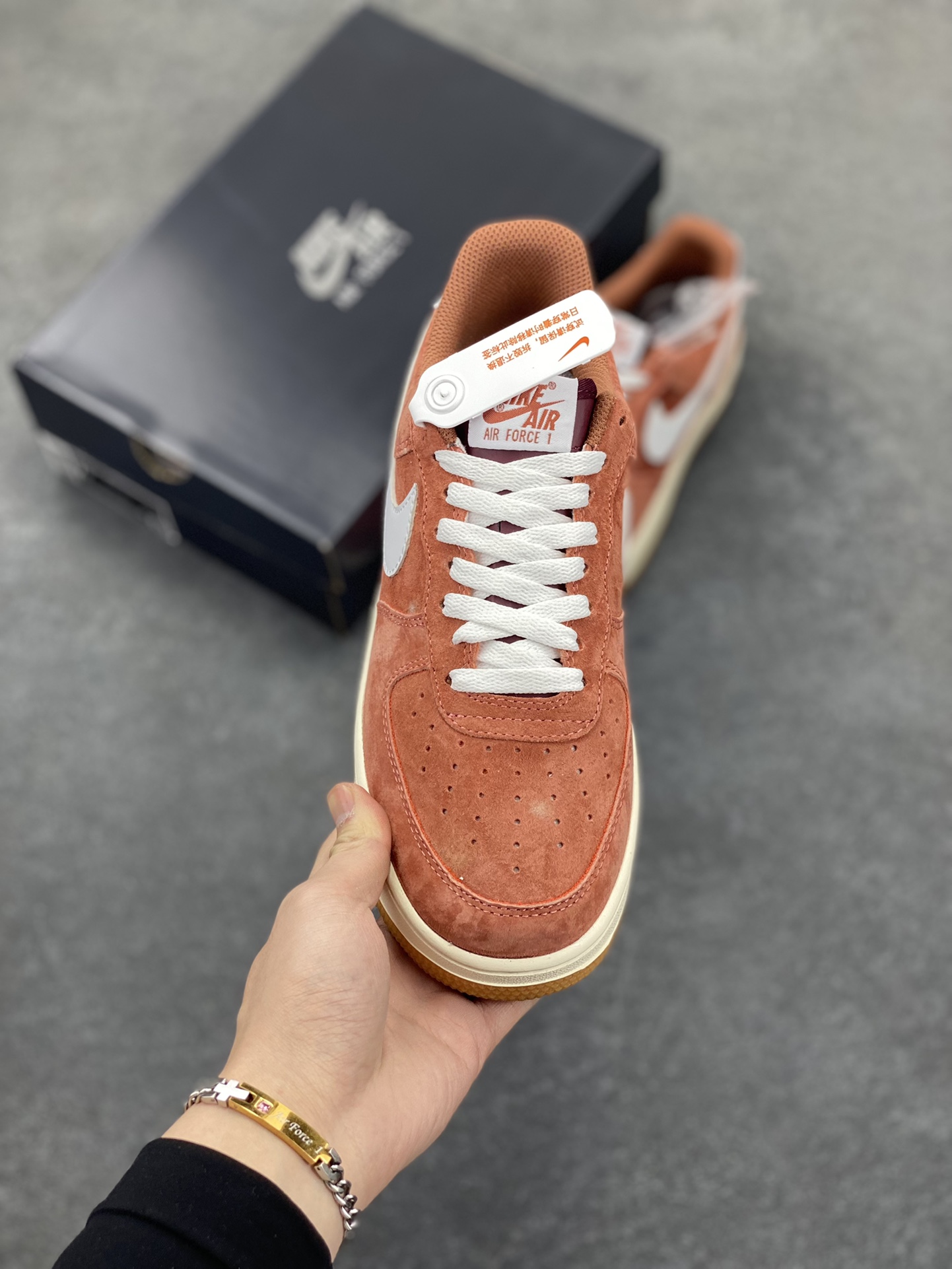 图片[2]-福利特价   Nike Air Force 1 Low 白橙 麂皮低帮空军一号休闲板鞋 定制皮料 原楦原纸板 纯正空军版型 高清洁度 内置全掌气垫 货号：AV0383-221 尺码：36 36.5 37.5 38 38.5 39 40 40.5 41 42 42.5 43 44 44.5 45-选品中心