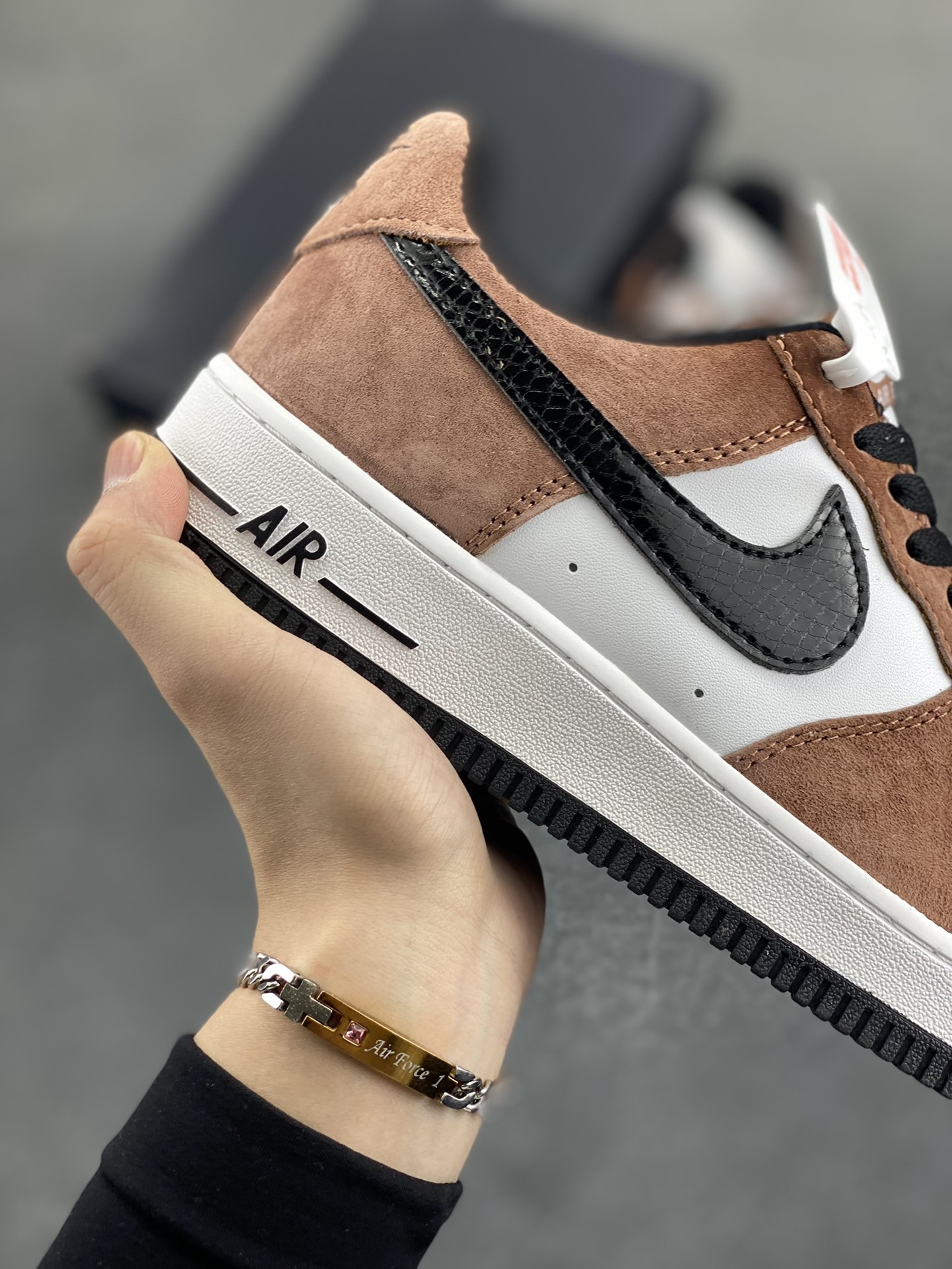 图片[6]-福利特价   Nike Air Force 1 Low \’07 “蛇年限定”摩卡配色 低帮空军一号休闲板鞋 定制皮料 原楦原纸板 纯正空军版型 高清洁度 内置全掌气垫 货号：DE0023-800 尺码：36 36.5 37.5 38 38.5 39 40 40.5 41 42 42.5 43 44 44.5 45-选品中心
