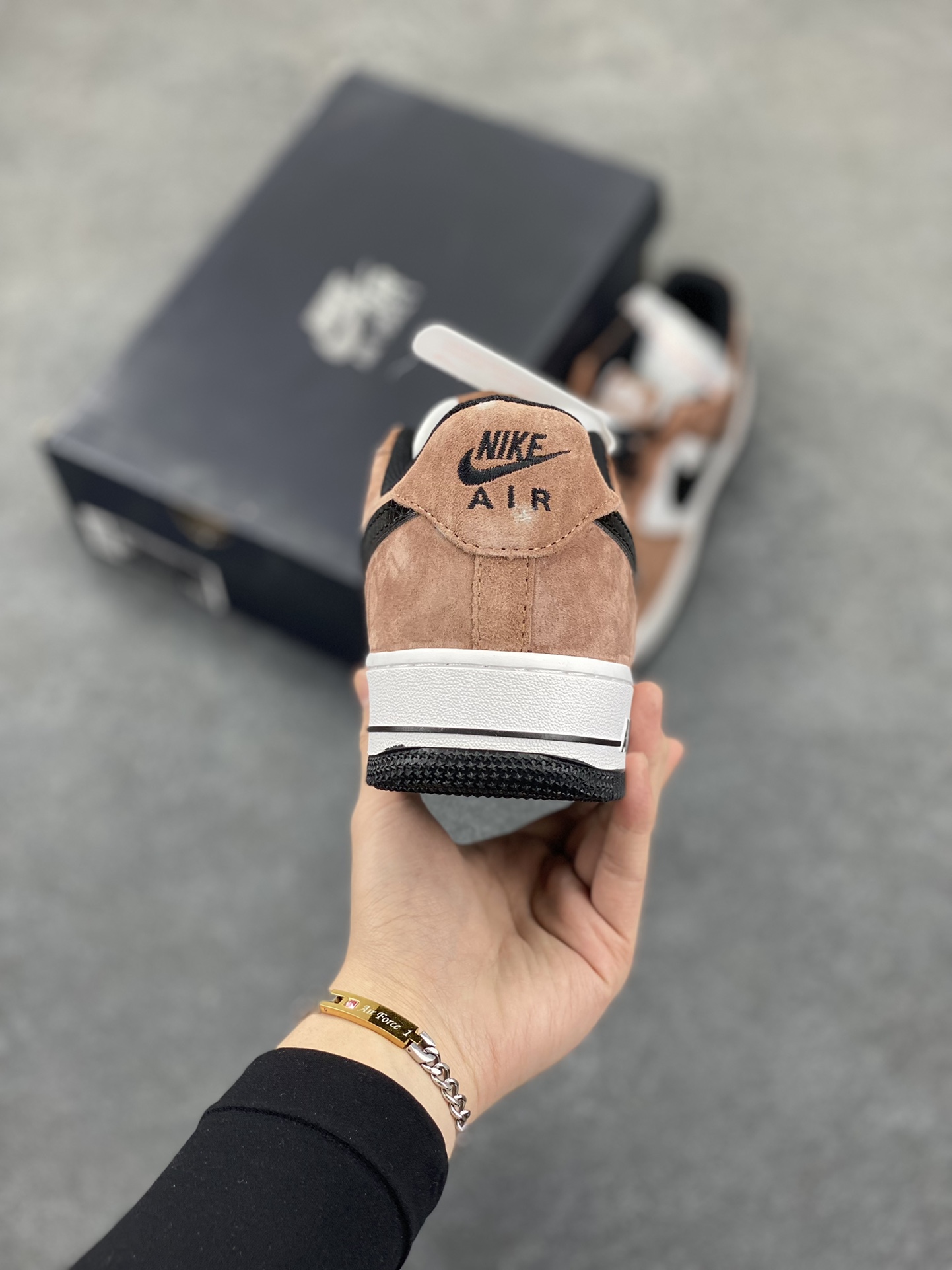 图片[4]-福利特价   Nike Air Force 1 Low \’07 “蛇年限定”摩卡配色 低帮空军一号休闲板鞋 定制皮料 原楦原纸板 纯正空军版型 高清洁度 内置全掌气垫 货号：DE0023-800 尺码：36 36.5 37.5 38 38.5 39 40 40.5 41 42 42.5 43 44 44.5 45-选品中心