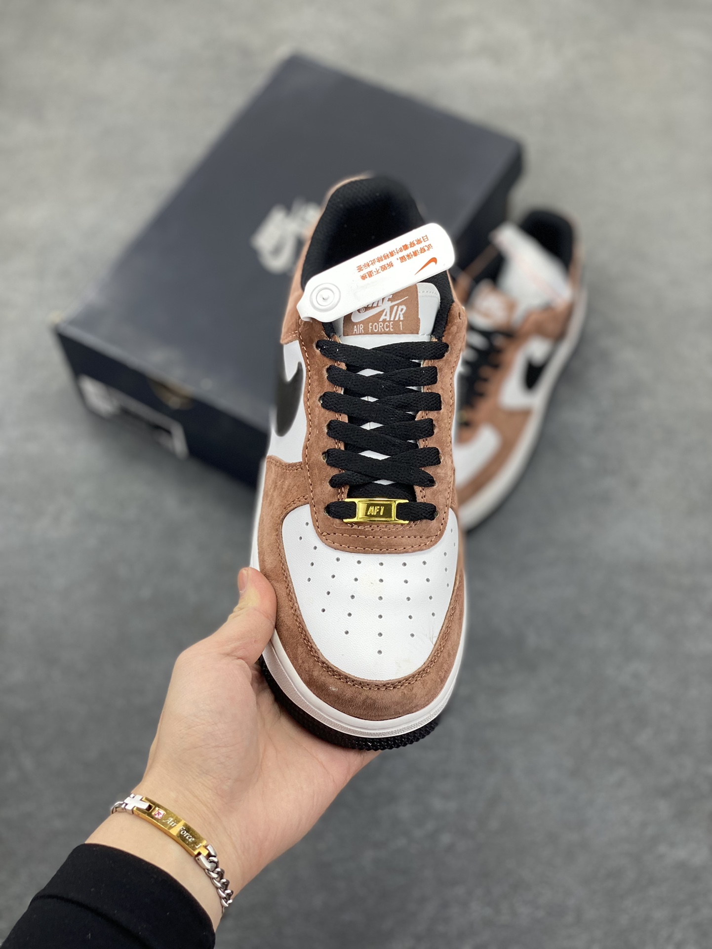 图片[2]-福利特价   Nike Air Force 1 Low \’07 “蛇年限定”摩卡配色 低帮空军一号休闲板鞋 定制皮料 原楦原纸板 纯正空军版型 高清洁度 内置全掌气垫 货号：DE0023-800 尺码：36 36.5 37.5 38 38.5 39 40 40.5 41 42 42.5 43 44 44.5 45-选品中心