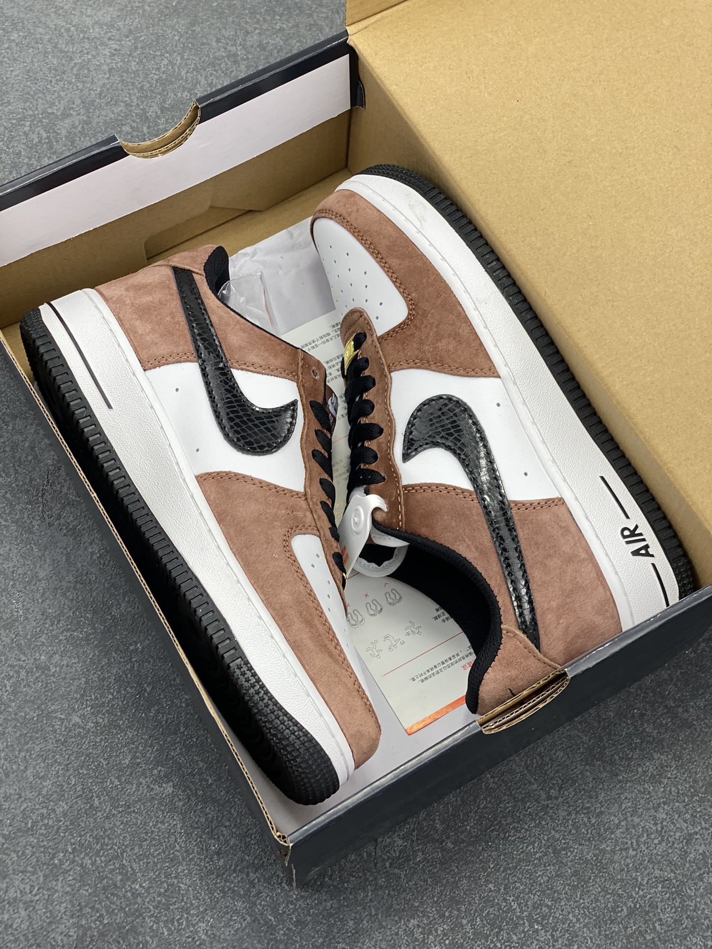 图片[9]-福利特价   Nike Air Force 1 Low \’07 “蛇年限定”摩卡配色 低帮空军一号休闲板鞋 定制皮料 原楦原纸板 纯正空军版型 高清洁度 内置全掌气垫 货号：DE0023-800 尺码：36 36.5 37.5 38 38.5 39 40 40.5 41 42 42.5 43 44 44.5 45-选品中心