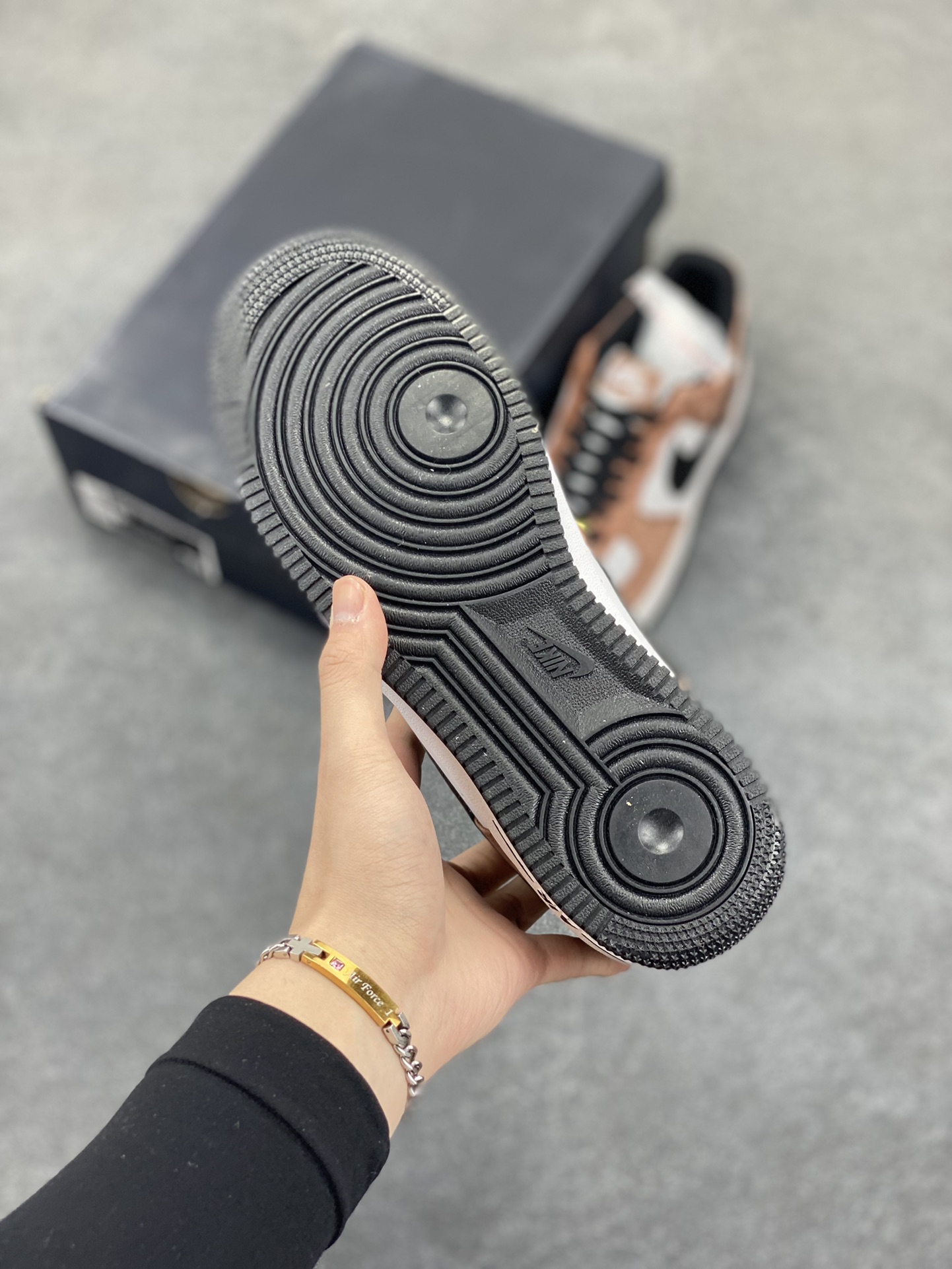 图片[5]-福利特价   Nike Air Force 1 Low \’07 “蛇年限定”摩卡配色 低帮空军一号休闲板鞋 定制皮料 原楦原纸板 纯正空军版型 高清洁度 内置全掌气垫 货号：DE0023-800 尺码：36 36.5 37.5 38 38.5 39 40 40.5 41 42 42.5 43 44 44.5 45-选品中心