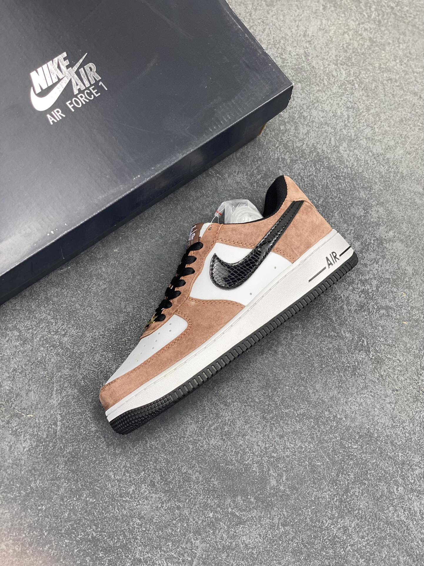 图片[7]-福利特价   Nike Air Force 1 Low \’07 “蛇年限定”摩卡配色 低帮空军一号休闲板鞋 定制皮料 原楦原纸板 纯正空军版型 高清洁度 内置全掌气垫 货号：DE0023-800 尺码：36 36.5 37.5 38 38.5 39 40 40.5 41 42 42.5 43 44 44.5 45-选品中心