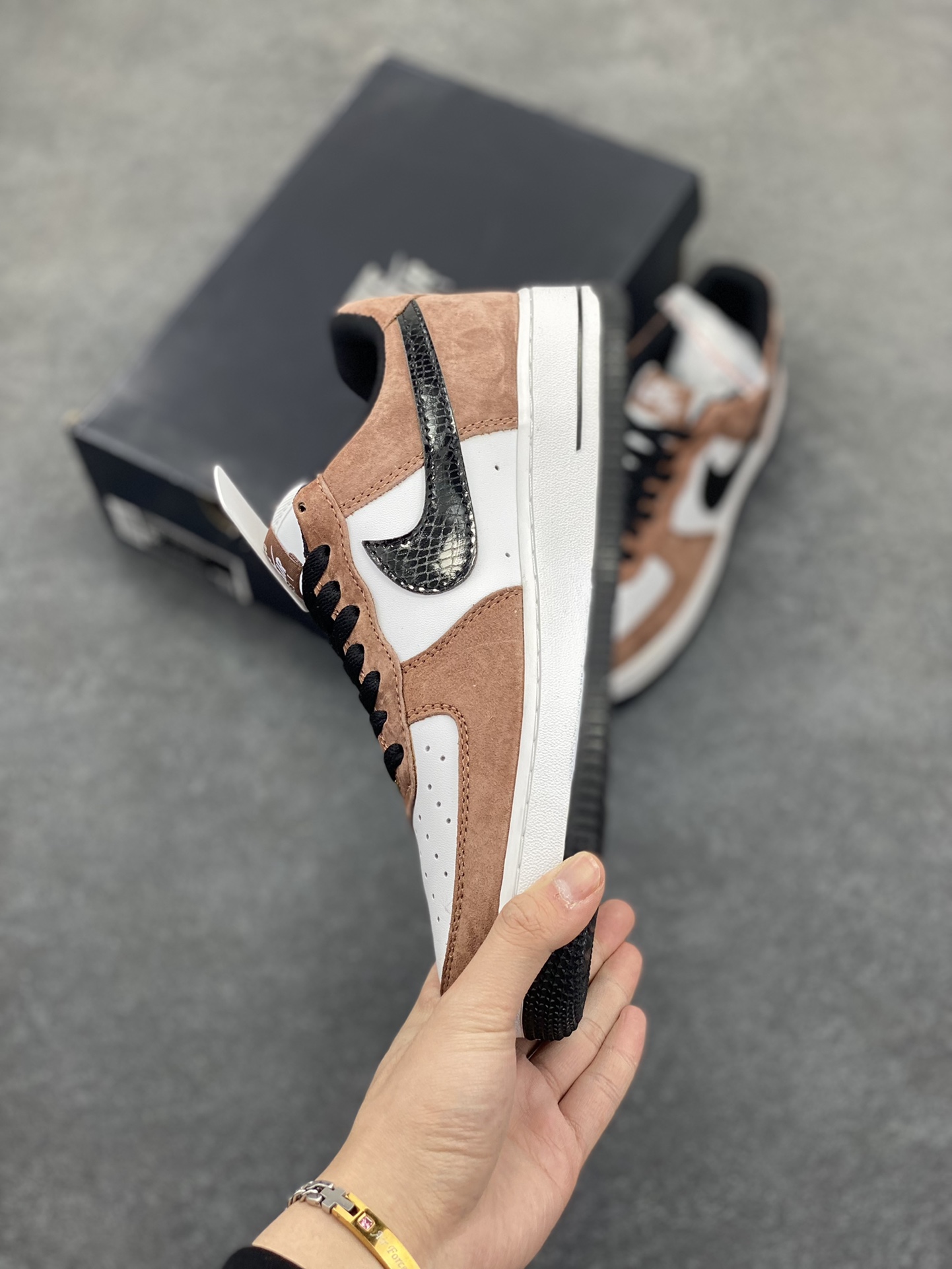 图片[3]-福利特价   Nike Air Force 1 Low \’07 “蛇年限定”摩卡配色 低帮空军一号休闲板鞋 定制皮料 原楦原纸板 纯正空军版型 高清洁度 内置全掌气垫 货号：DE0023-800 尺码：36 36.5 37.5 38 38.5 39 40 40.5 41 42 42.5 43 44 44.5 45-选品中心