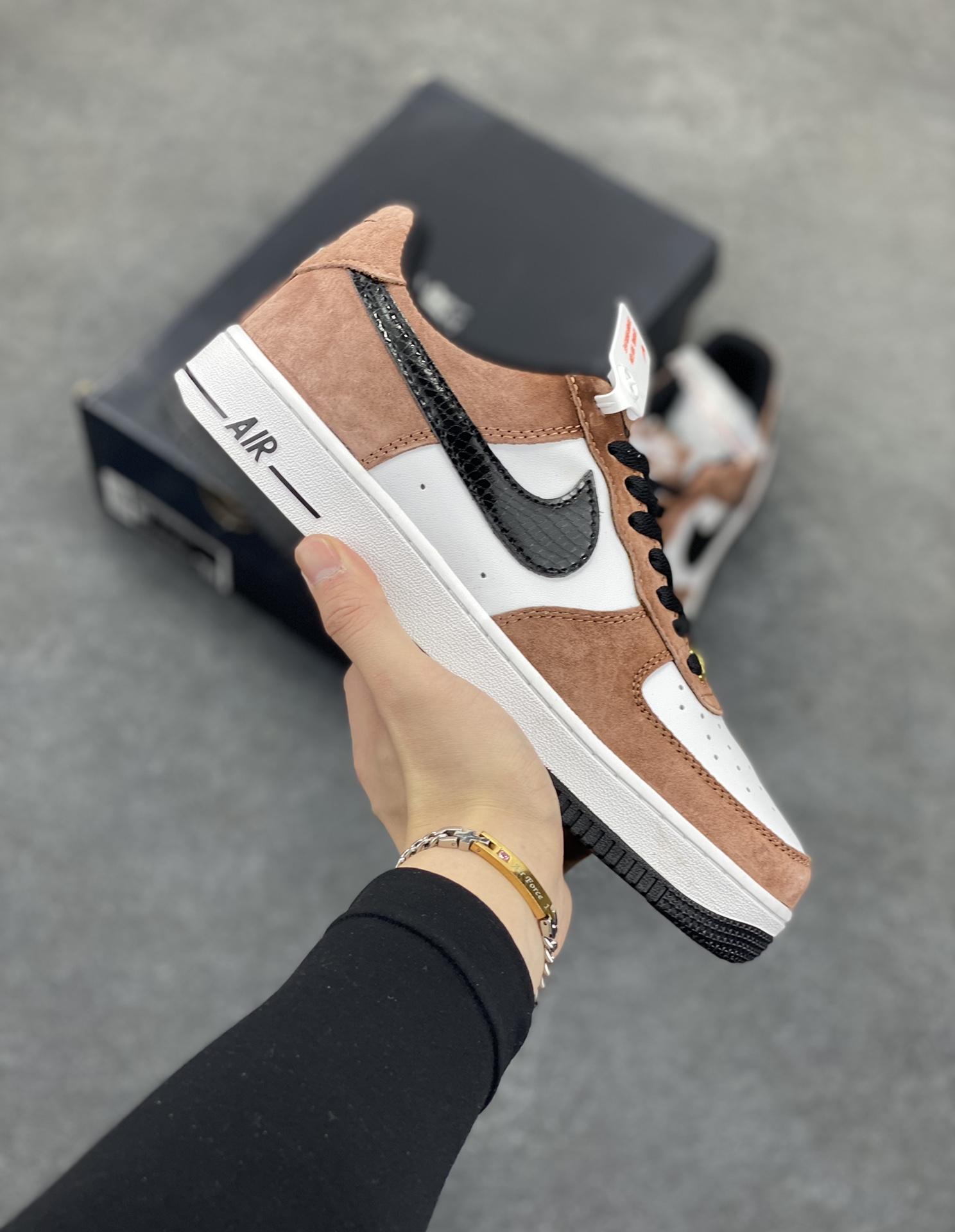 福利特价   Nike Air Force 1 Low \'07 “蛇年限定”摩卡配色 低帮空军一号休闲板鞋 定制皮料 原楦原纸板 纯正空军版型 高清洁度 内置全掌气垫 货号：DE0023-800 尺码：36 36.5 37.5 38 38.5 39 40 40.5 41 42 42.5 43 44 44.5 45-选品中心
