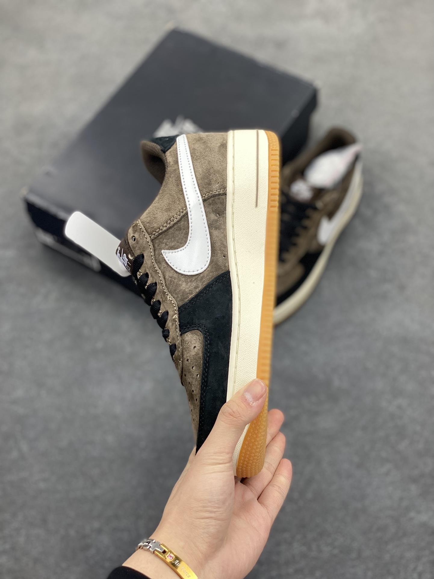 图片[3]-福利特价   Nike Air Force 1 Low 黑棕色全麂皮低帮空军一号休闲板鞋 定制皮料 原楦原纸板 纯正空军版型 高清洁度 内置全掌气垫 货号：AV0383-230 尺码：36 36.5 37.5 38 38.5 39 40 40.5 41 42 42.5 43 44 44.5 45-选品中心