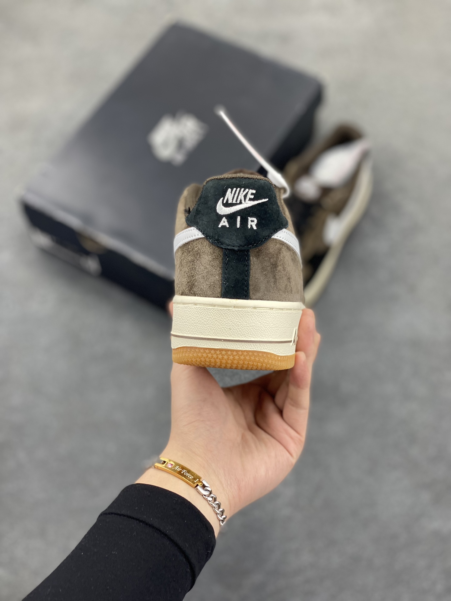图片[4]-福利特价   Nike Air Force 1 Low 黑棕色全麂皮低帮空军一号休闲板鞋 定制皮料 原楦原纸板 纯正空军版型 高清洁度 内置全掌气垫 货号：AV0383-230 尺码：36 36.5 37.5 38 38.5 39 40 40.5 41 42 42.5 43 44 44.5 45-选品中心
