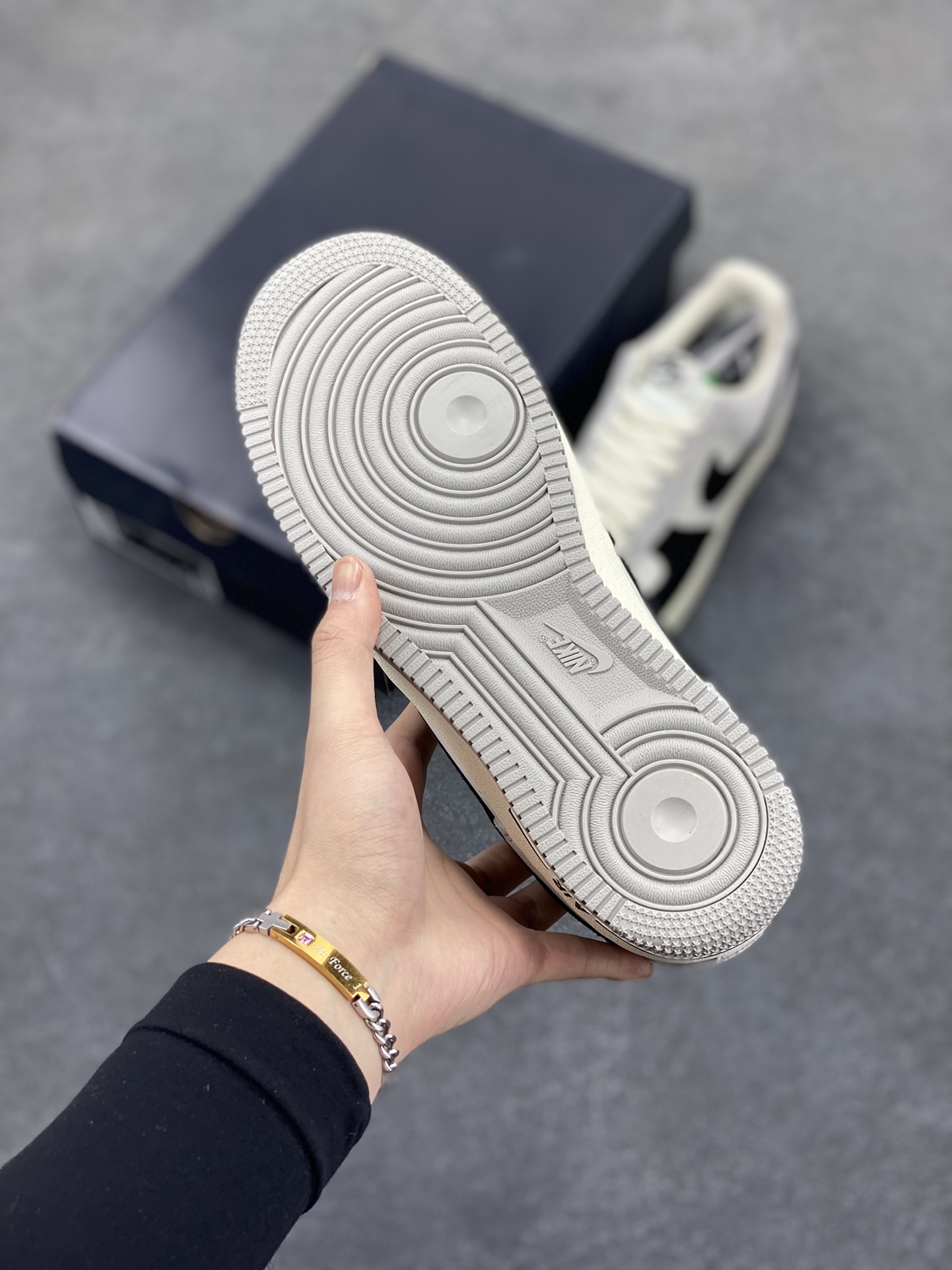 图片[5]-福利特价  Nike Air Force 1 Low ’07 黑灰绿 配色 空军一号低帮休闲板鞋 原厂麂皮 原楦原纸板 纯正版型 正品NFC感应芯片 高清洁度 内置全掌气垫 货号：DA2396-026 尺码：36 36.5 37.5 38 38.5 39 40 40.5 41 42 42.5 43 44 44.5 45-选品中心