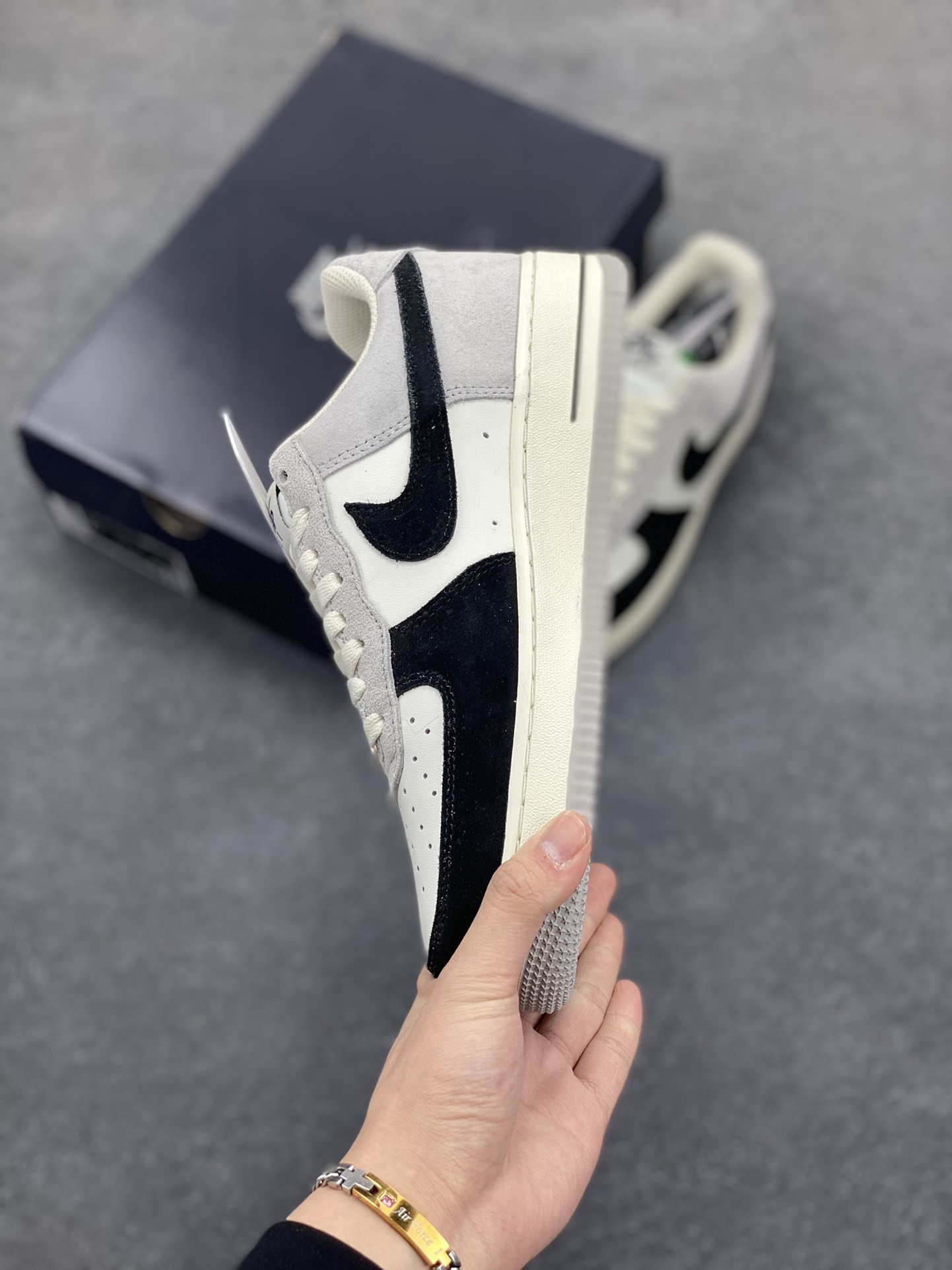 图片[3]-福利特价  Nike Air Force 1 Low ’07 黑灰绿 配色 空军一号低帮休闲板鞋 原厂麂皮 原楦原纸板 纯正版型 正品NFC感应芯片 高清洁度 内置全掌气垫 货号：DA2396-026 尺码：36 36.5 37.5 38 38.5 39 40 40.5 41 42 42.5 43 44 44.5 45-选品中心