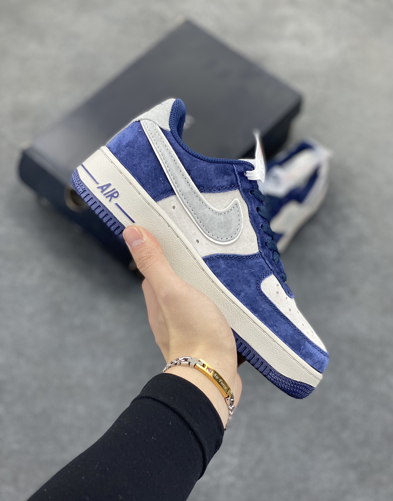 福利特价   Nike Air Force 1 Low 深蓝灰全麂皮低帮空军一号休闲板鞋 定制皮料 原楦原纸板 纯正空军版型 高清洁度 内置全掌气垫 货号:AV0383-228 尺码:36 36.5 37.5 38 38.5 39 40 40.5 41 42 42.5 43 44 44.5 45-选品中心