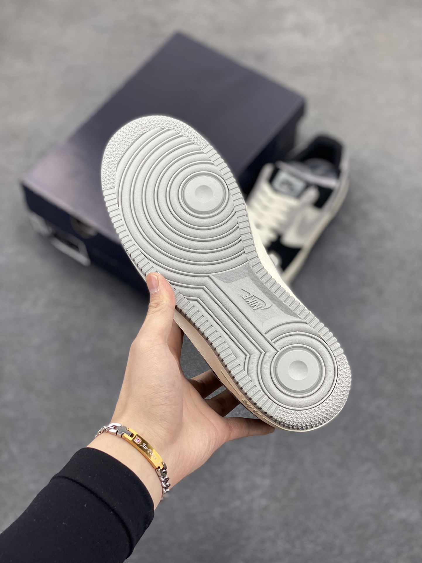 图片[5]-福利特价  Nike Air Force 1 Low ’07 灰黑 麂皮空军一号低帮休闲板鞋 原厂麂皮 原楦原纸板 纯正版型 正品NFC感应芯片 高清洁度 内置全掌气垫 货号：AV0383-233 尺码：36 36.5 37.5 38 38.5 39 40 40.5 41 42 42.5 43 44 44.5 45-选品中心