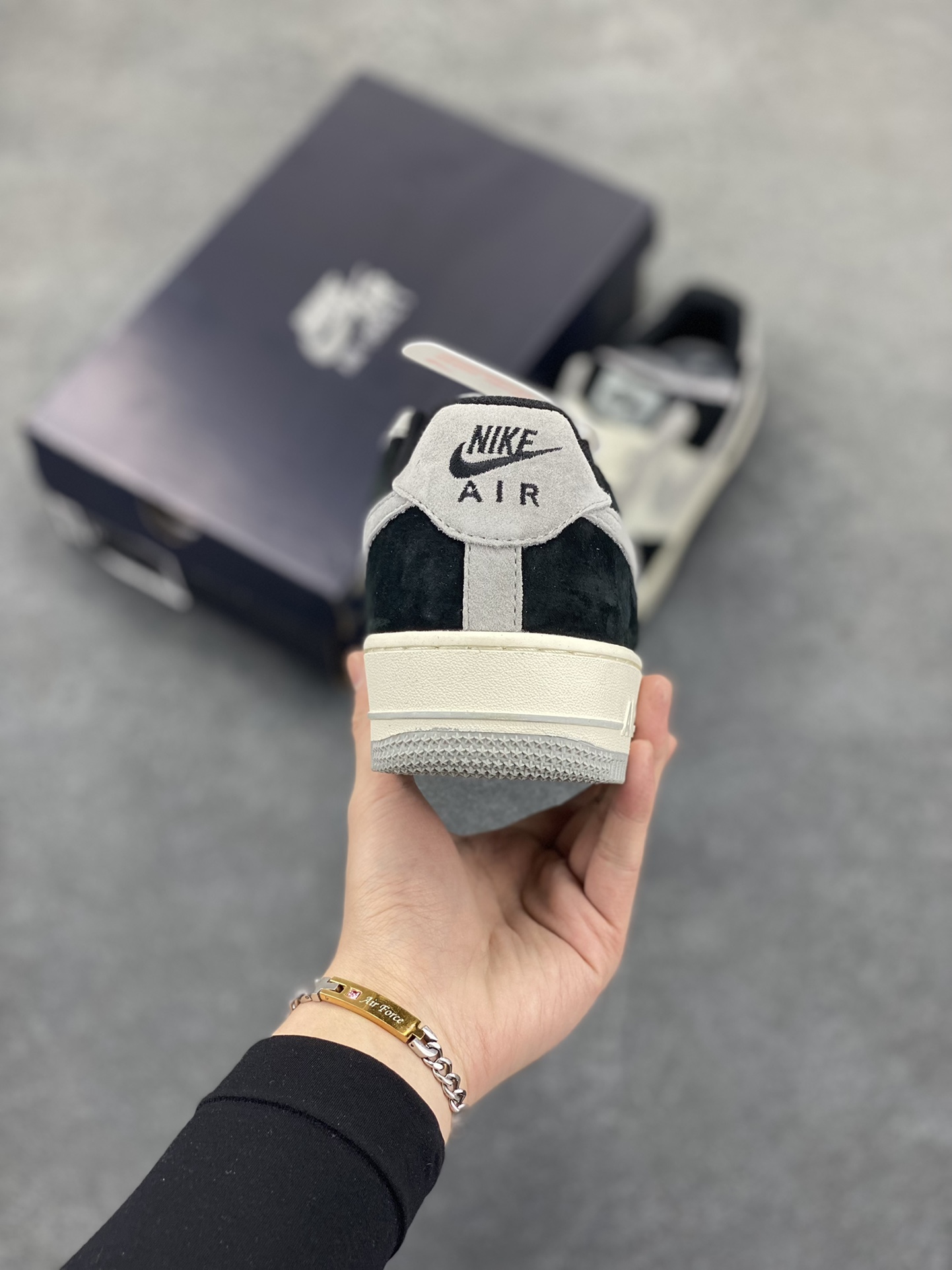 图片[4]-福利特价  Nike Air Force 1 Low ’07 灰黑 麂皮空军一号低帮休闲板鞋 原厂麂皮 原楦原纸板 纯正版型 正品NFC感应芯片 高清洁度 内置全掌气垫 货号：AV0383-233 尺码：36 36.5 37.5 38 38.5 39 40 40.5 41 42 42.5 43 44 44.5 45-选品中心