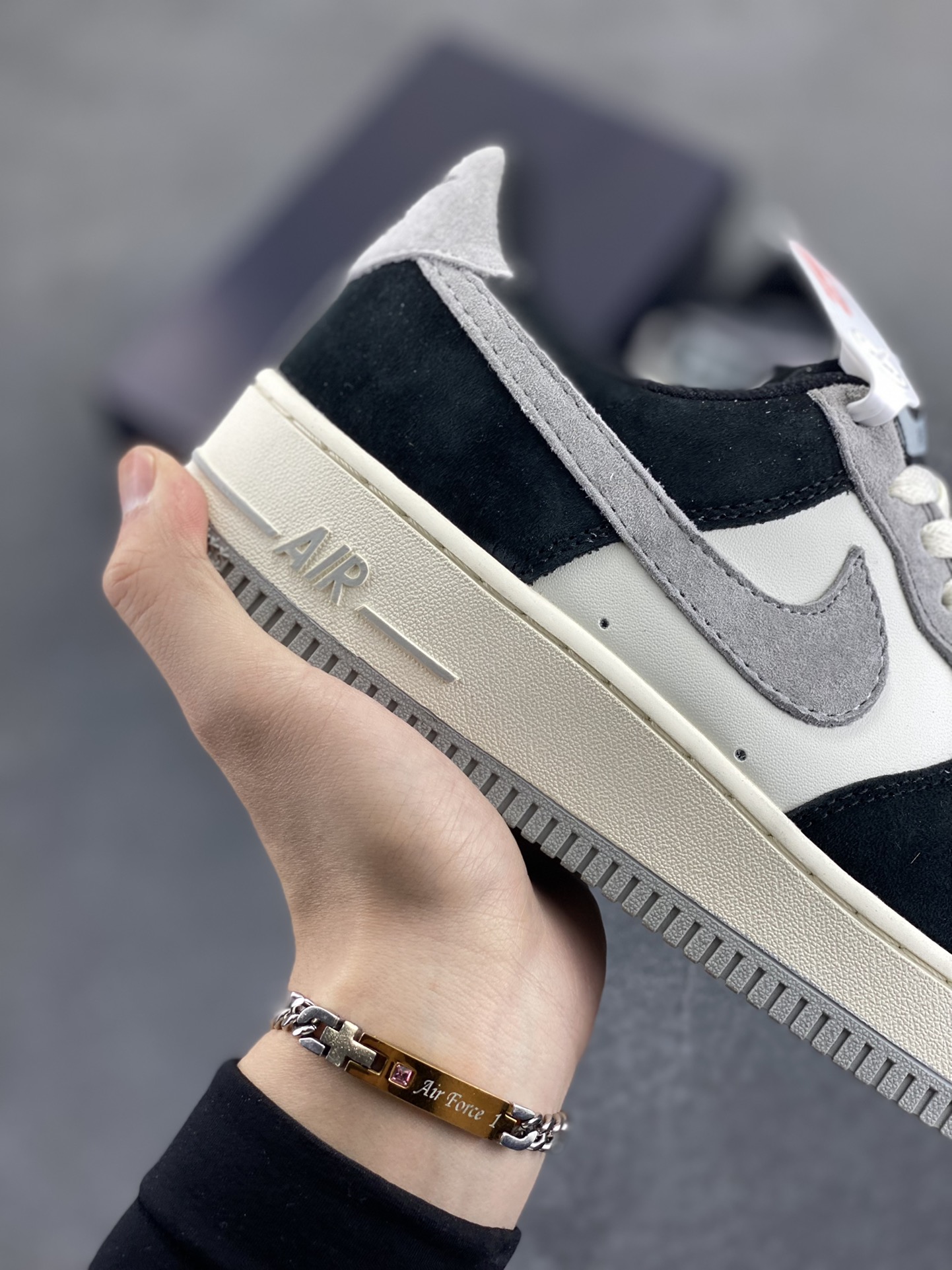 图片[6]-福利特价  Nike Air Force 1 Low ’07 灰黑 麂皮空军一号低帮休闲板鞋 原厂麂皮 原楦原纸板 纯正版型 正品NFC感应芯片 高清洁度 内置全掌气垫 货号：AV0383-233 尺码：36 36.5 37.5 38 38.5 39 40 40.5 41 42 42.5 43 44 44.5 45-选品中心