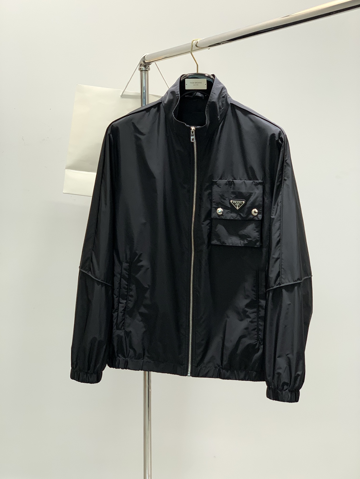 NO:141001,,PRADA Prada, the latest spring products, special counters are available at the same time, fashionable casual jackets, imported original fabrics, extremely complex workmanship, the only channel that can be used as a purchasing agent level, top-level glue printing craft letter pattern logo, original hardware and auxiliary decoration, extremely high grade, comfortable and versatile, handsome and stylish upper body, 2 colors recommendation, code number M-3XL,,prada,prada, jackets & coats,jackets & coats,alexander wang19860909,PRADA 普拉达,春季最新品,专柜同步有售,时尚休闲夹克外套,进口原版面料,做工极为复杂,唯一可以做代购级别的渠道狠货,顶级印胶工艺字母图案logo,原版五金辅料装饰,档次极高,舒适百搭,上身帅气有型,2色推荐,码数M-3XL,,prada,prada,jackets & coats,jackets & coats,alexander wang,Men's clothing