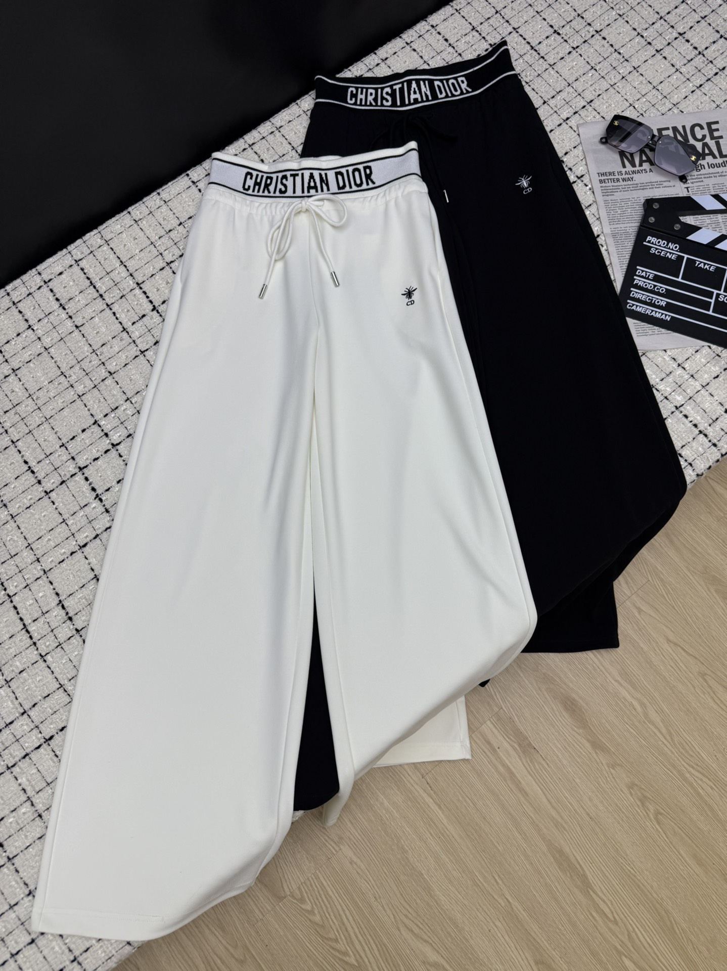 NO:327909,Dio*25 new model, high-waist logo webbing lace-up casual pants This one is really versatile, can be casual and formal, both daily and commuting, minimalist and versatile, custom draping fabric, invincible draping, easy to handle without wrinkles, straight style, waist lace-up details are very good Two-color SML,,dior,alexander wang19860909Dio*25新款 高腰logo织带系带休闲裤子 这一条真的很百搭 可休闲可正式 日常和通勤兼备 极简百搭 采用定制垂感面料 垂坠感无敌了 不起皱很好打理 直筒版型 腰部系带细节很好看 两色SML,,dior,alexander wang,Women's clothing