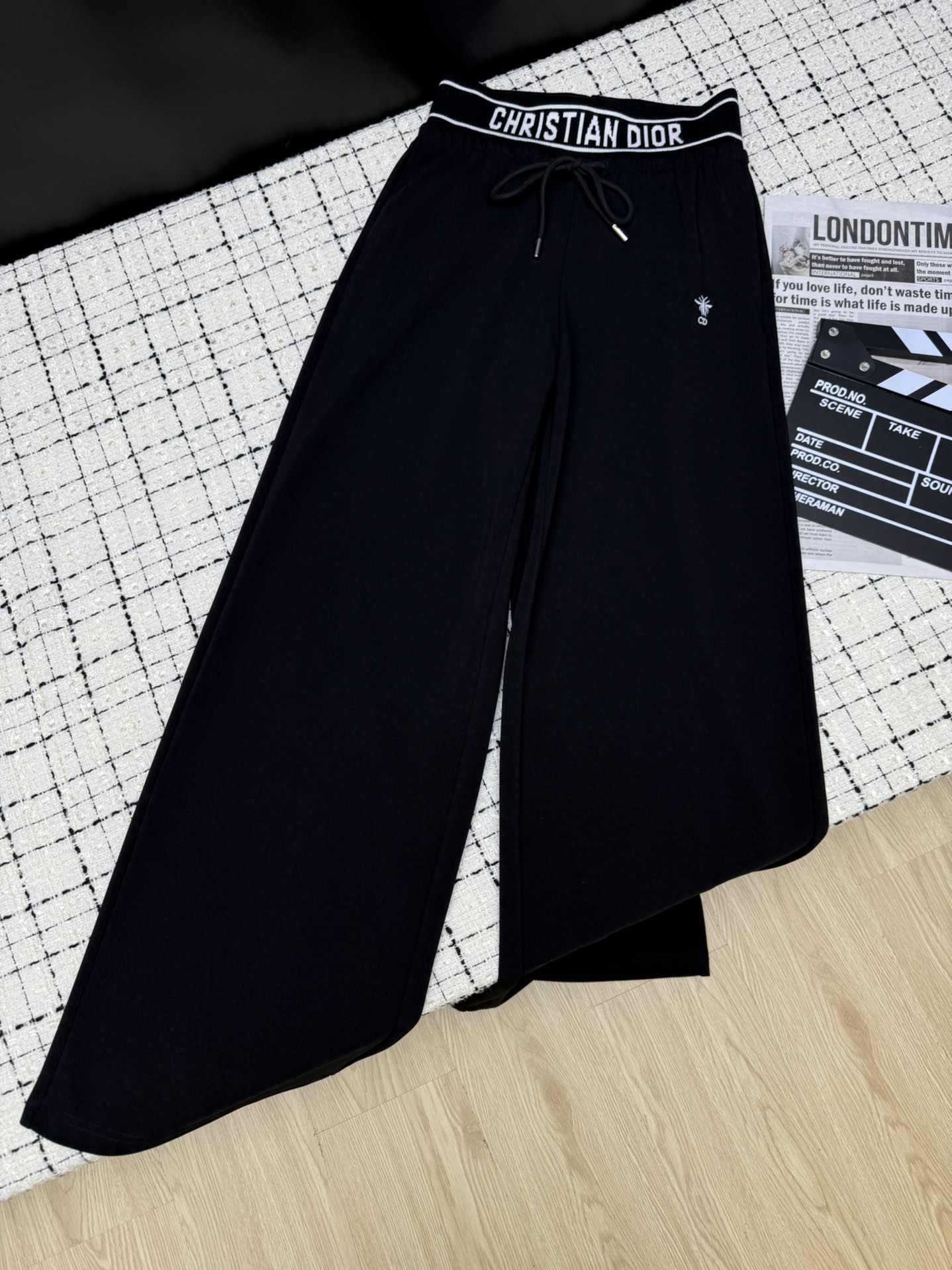 NO:327903,Dio*25 new model, high-waist logo webbing lace-up casual pants This one is really versatile, can be casual and formal, both daily and commuting, minimalist and versatile, custom draping fabric, invincible draping, easy to handle without wrinkles, straight style, waist lace-up details are very good Two-color SML,,dior,alexander wang19860909Dio*25新款 高腰logo织带系带休闲裤子 这一条真的很百搭 可休闲可正式 日常和通勤兼备 极简百搭 采用定制垂感面料 垂坠感无敌了 不起皱很好打理 直筒版型 腰部系带细节很好看 两色SML,,dior,alexander wang,Women's clothing