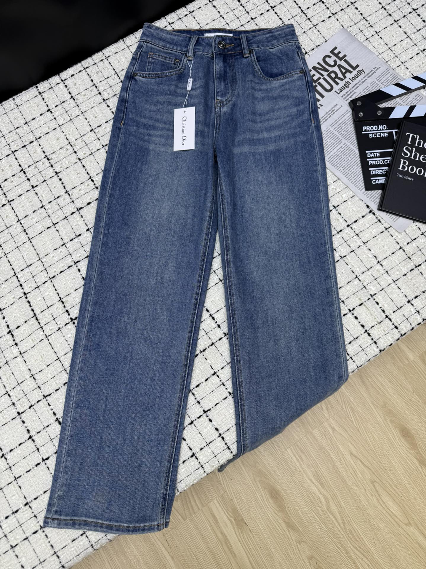 NO:327919,Dio*25 new style, high-profile jeans, back pocket embroidered straight nine-point jeans, huge height, all tops can be matched, the most common versatile item used by party in a hurry and commuter, length to ankle part, revealing the thinnest ankle part, especially hidden meat, is a very resistant pair of jeans, gentle rice-apricot color, retro washing water is also very beautiful, two colors 26-27-28-29-30.,,dior,jeans,alexander wang19860909Dio*25新款 显高神裤 后袋刺绣直筒九分牛仔裤 巨巨显高 所有的上衣都可以搭配 赶时间和通勤党最常用的百搭单品 长度到脚踝部份 露出最瘦的脚踝部份 特别藏肉 是很抗造的一条牛仔裤 温柔的米杏色、复古洗水也很漂亮 两色26-27-28-29-30.,,dior,jeans,alexander wang,Women's clothing