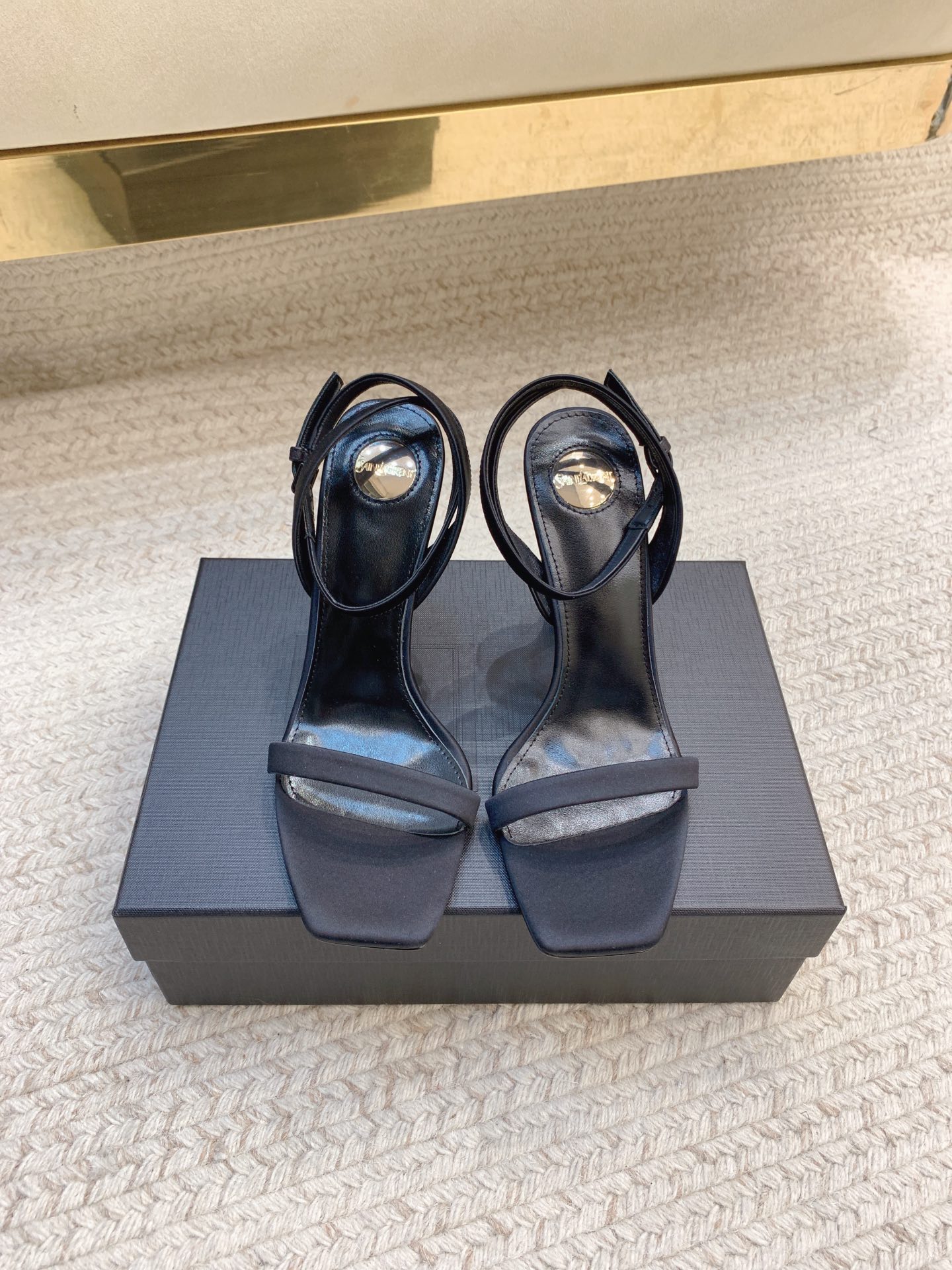 NO:928063,SAIN* LAUREN* new one-line strap sandals, original last, top quality material, imported silk upper, imported sheepskin lining for feet, genuine leather outsole, heel height 10.5cm, size 35-39 (34, 40 customized, non-returnable, non-exchangeable), sandals, saint laurent, sandals, sheepskin, real silk, Leather soles19860909SAIN* LAUREN*新款一字带术根凉鞋 原版套楦 顶级品质 材质 鞋面进口真丝面 垫脚进口羊皮里 大底真皮大底 跟高10.5cm 码数35-39（34、40定做不退不换）,凉鞋,saint laurent,sandals,sheepskin,real silk,Leather soles,Women's Shoes