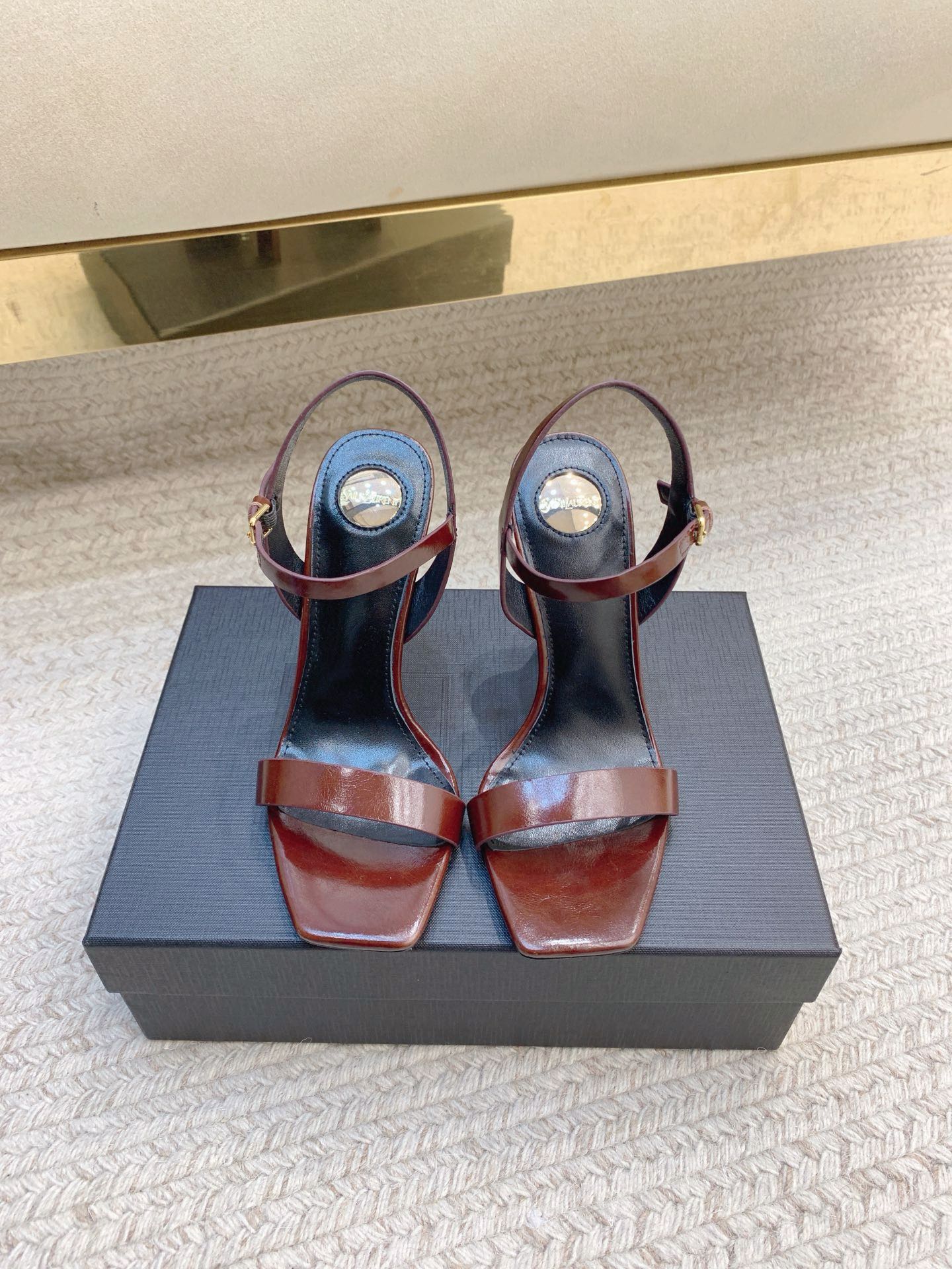 NO:928054,SAIN* LAUREN* new style one-line oil wax leather sandals, original last, top quality material, imported silk upper, imported sheepskin lining for feet, genuine leather outsole, heel height 10.5cm, size 35-39 (34, 40 customized, non-returnable, non-exchangeable), sandals, saint laurent, sandals, sheepskin, real silk, Leather soles19860909SAIN* LAUREN*新款一字带术根油蜡皮凉鞋 原版套楦 顶级品质 材质 鞋面进口真丝面 垫脚进口羊皮里 大底真皮大底 跟高10.5cm 码数35-39（34、40定做不退不换）,凉鞋,saint laurent,sandals,sheepskin,real silk,Leather soles,Women's Shoes