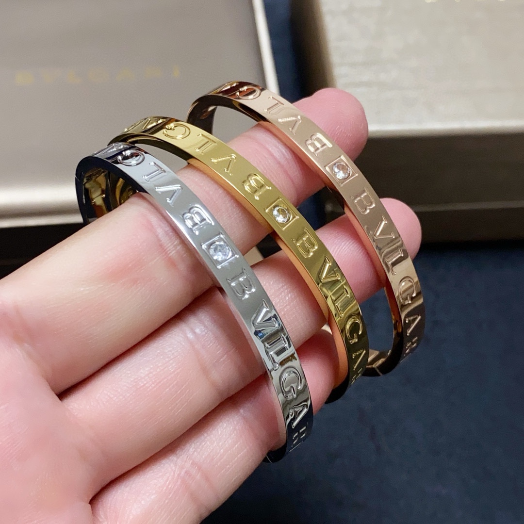 NO:109294,Bulgari BVLGARI high-quality neutral diamond-set bracelet, a very versatile 14K stainless steel color-retaining material, thick gold plated. Perfect diamond-setting is carefully polished and perfectly matched with the metal edges!  Full of temptation and charming sensibility, the dazzling luxury of diamonds presents an unparalleled beauty and power, giving you a new look, interpreting the inherent multi-faceted qualities, spreading and bending, showing its elegant and extremely tempting beauty!  , jewelry boutique, bottega veneta, bvlgari, bvlgari, bracelet19860909宝格丽BVLGARI高品质中性款镶钻手镯,非常百搭的一款14K精钢保色材质厚镀厚金.完美镶钻精心打磨,与金属边完美契合！充满诱惑和迷人的感性,钻石的璀璨奢华,呈现出中无与伦比的美感与力量,给你一个全新的面貌,诠释固有的多面特质,蔓延弯曲,尽显其高雅而极具诱惑的美丽！,饰品精品,bottega veneta,bvlgari,bvlgari,bracelet,Jewelry