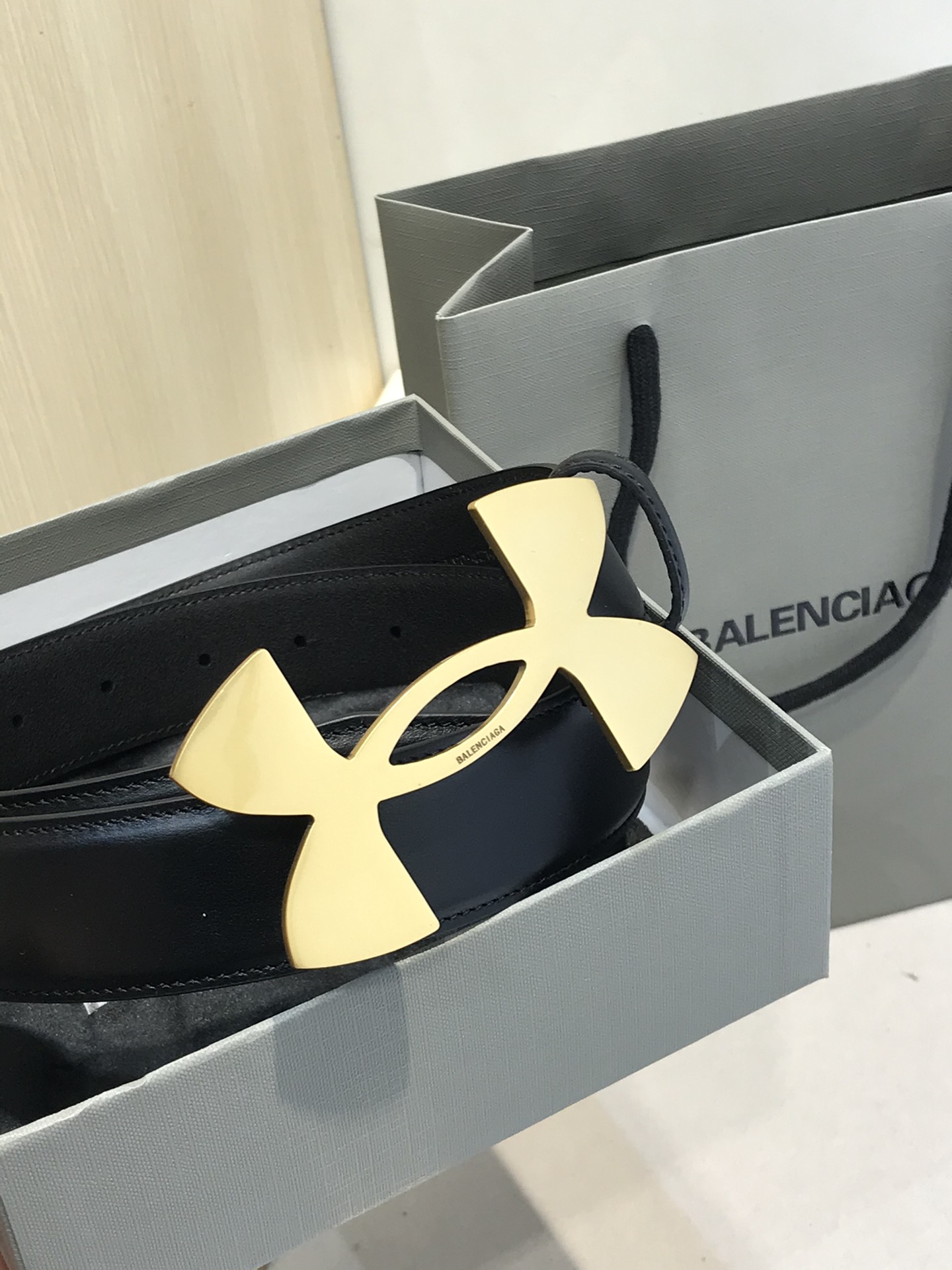 Cinturón Balenciaga de Piel con Hebilla Logo Antigua en Tono Dorado