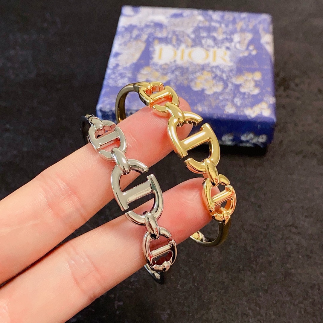 NO:109304,Dior's new beautiful and open-mouthed bracelets can be salty or sweet. The new CD bracelets with folding belts are also absolutely purple!  Dior This new bracelet is recently newly introduced. It is simple and elegant. It looks super white with your own bracelet. Bracelet. It looks super good to wear. It has a high-quality jewelry. Dior, Dior, Bracelet, Bracelet.19860909迪奥Dior新品貌美开口手镯可盐可甜CD新款镯子叠带任何款式也是绝绝紫！dior这个新款镯子是最近新入的,比较简单大气白金配色超级显白可以和自己的手链啊手镯啊叠加佩戴超级好看,饰品精品,dior,dior,bracelet,bracelet,Jewelry