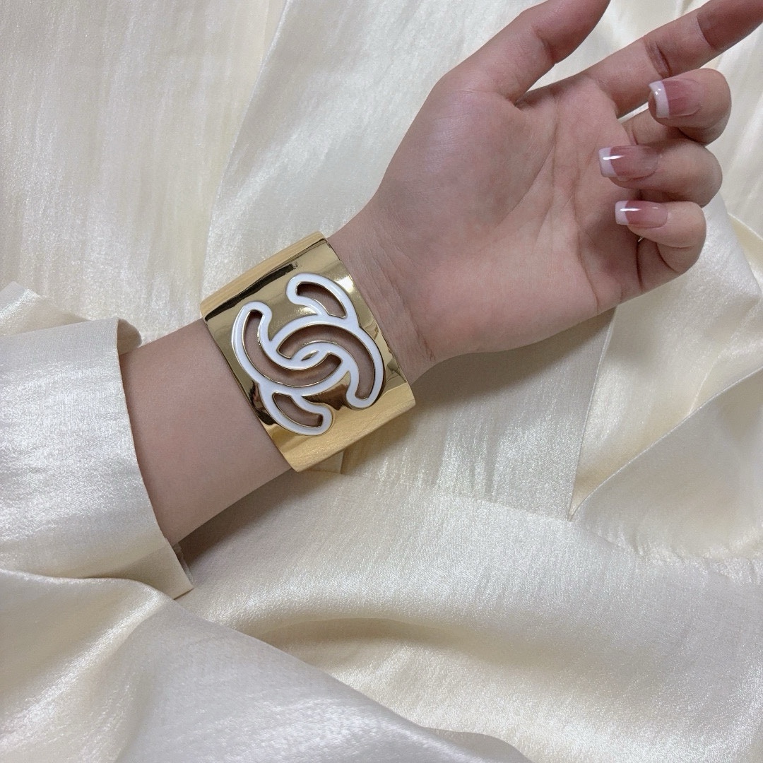 NO:109300,New CHANEL Chanel good quality wide version bracelet with logo black and white open bracelet bracelet jewelry New thick bracelet High-quality custom exquisite small items must be worn all year round to improve clothing quality enhancement quality Elegant temperament Fashionable collection style daily commuting exquisite, jewelry quality, chanel, chanel, bracelet19860909新款CHANEL 香奈儿好品质宽版手镯带logo黑白色开口手镯bracelet jewelry 新款厚实手镯 高级定制精致小物件必备 一年四季都可配戴细节中提升衣品 提升质感 优雅气质时髦精收藏款日常通勤精致,饰品精品,chanel,chanel,bracelet,Jewelry