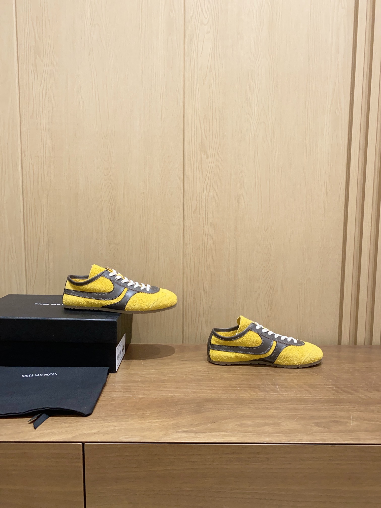 Dries Van Noten’s 2024 Spring Sneaker Collection: Distorted Classics in Living Colors - 图片 2
