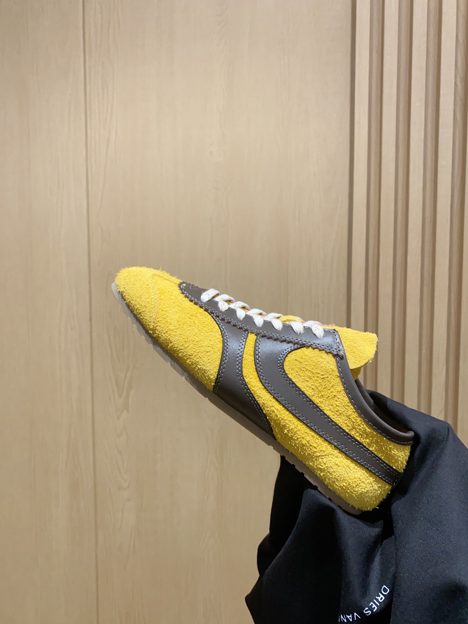 Dries Van Noten’s 2024 Spring Sneaker Collection: Distorted Classics in Living Colors - 图片 9