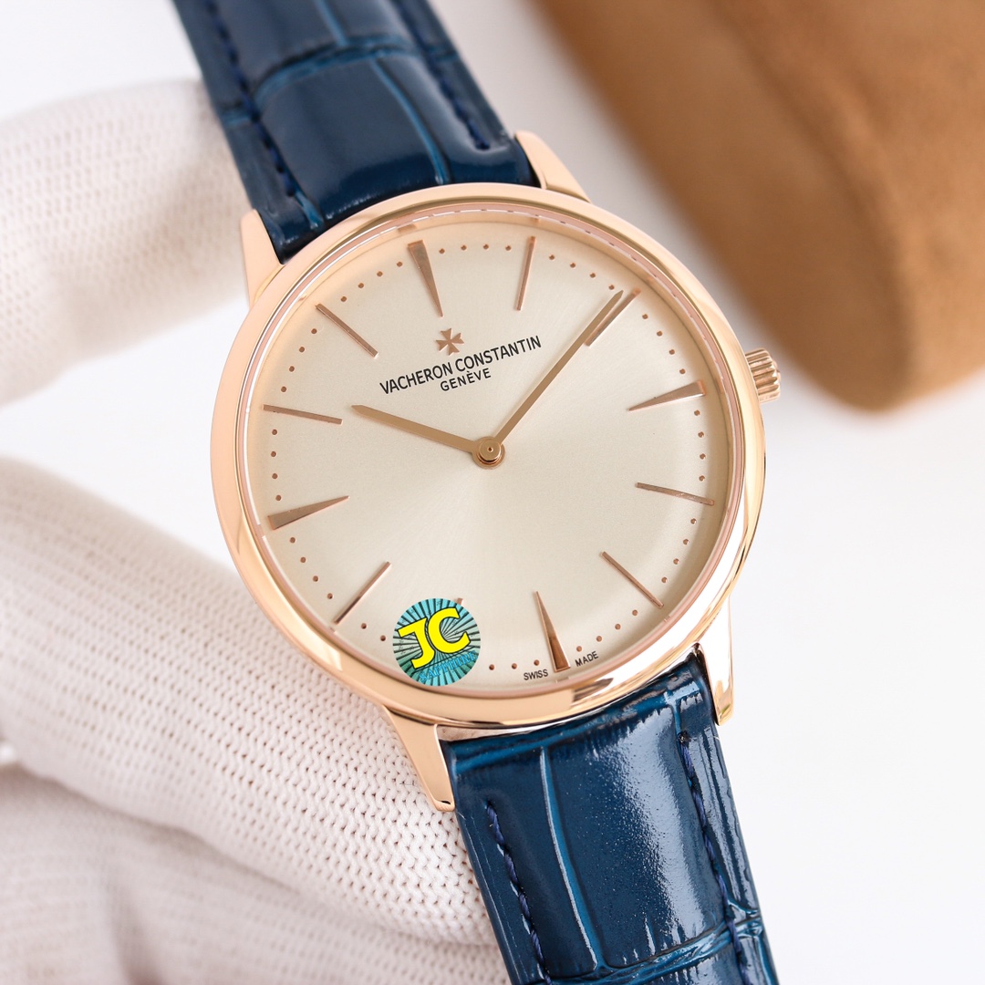 NO:149162,The 85180 series V2 version of the Johnstanton inherits the 85180 series is coming. The manufacturer buys the latest version at any cost. The new molding is made without adding a price. The main highlights are upgraded. 1. The ancient silver dial, with a satin brushed finish in the sun-shaped pattern, gives the entire dial a strong retro feel; even without you deliberately looking for an angle, you can see that the dial is bulging from the surroundings to the center, which forms a very obvious depth effect and a stronger sense of layering. 2. The new olive green strap and dark blue strap have a modern beauty and a sharp contrast with the overall retro dial. The strap is soft and comfortable, and it fits the wrist very well and will not cause any discomfort. 3. The movement uses Citizen 9019 to be modified into the self-produced Cal. The movement is clearer and the textile is higher!  ,19860909江斯丹顿传承85180系列V2版本来袭,厂家不惜成本购入最新版原装从新开模打版,加量不加价主要升级亮点 1古银色表盘,经过旭日纹缎面拉丝饰面,让整个表盘有很强的复古感;甚至于不用你刻意找角度,都可以看出表盘是从四周向中央隆起的,这就形成了很明显的纵深效果,层次感就更强了. 2全新的橄榄绿表带和深蓝色表带,既有一种现代美感,也和整体复古表盘有了鲜明的对比.表带的质地柔软舒适,佩戴起来非常贴合手腕,不会造成任何不适感 3机芯采用西铁城9019改江斯丹顿自产Cal.机芯,和机芯刻字更加清晰,质感更上一层楼！,,Watch