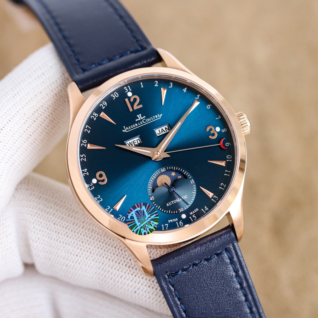 NO:337666,White and gold [TWFactory wall crack recommendation] Jaeger-lecoultre launched the Master Calendar 1558420 series watch!  1. I hired a watchmaker to pass countless tests in two years, and hundreds of movements were damaged during this period. From week, moon phase, to calendar and month, I restored the characteristics of genuine watchmaking one by one, showing its timeless charm in a slightly different way!  2 Jaeger-LeCoultre Calendar Master 1558420 series, the two windows at the twelve o'clock display the week and month respectively. The sub-dial of the watch at the 6 o'clock position can read the moon phase display, and the clock is displayed at the edge position!  3 The front and back of the watch are made of sapphire crystal glass!  4 belts are made of imported Italian cowhide, and the clasp is made of original folding buckle made of the same material as the case!  The 5 movement is equipped with an 866 automatic winding movement just like the genuine one, which restores the authenticity to the maximum energy level!  TW Factory's craftsmanship welcomes your taste, jaeger-lecoultre,cowhide19860909白 金【TWFactory墙裂推荐】积家Jaeger-lecoultre(积家) 推出 Master Calendar日历大师1558420系列腕表！ 1聘请制表师傅通过两年无数次测试,期间损坏机芯上百个,从星期,月相,到日历,月份,一一还原正品制表特质,以稍作不同的方式展现其隽永魅力！ 2积家日历大师1558420系列,腕表十二点位置两个窗口分别显示星期和月份,腕表在6点钟位置的副表盘可读取月相显示,边缘位置则显示时钟！ 3腕表前后均采用蓝宝石水晶玻璃！ 4皮带采用进口意大利牛皮,表扣则与表壳同材质的原装折叠扣！ 5机芯则搭载与正品一样866型自动上链机芯,最大能量度还原正品！ TW Factory匠心力作 欢迎您的品鉴,,jaeger-lecoultre,cowhide,Watch