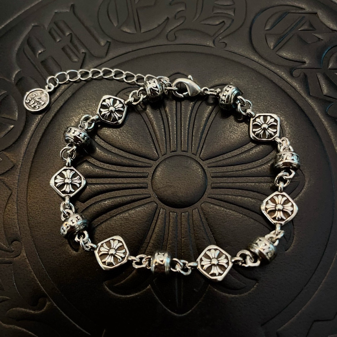 NO:109171,[Counter Quality] Chrome Hearts Croxin retro cross flower bracelet, different pattern design styles with different concave and convex shapes, presenting unique cross. The Scout flower is Croxin's ambition, so it lasts for a long time. The genuine version of Chrome Hearts Croxin is different from the market. The normal light version of the market is matched with the quality. Look at the details of the letter printing. The degree of retro old gray oxygen. Seiko version!  !  !  , jewelry boutique, chrome hearts, chrome hearts, bracelet19860909批【专柜品质】Chrome Hearts克罗心复古十字花手链 ,凹凸造型不同的花纹设计风格 呈现出与众不同 十字架 童军花是克罗心的志 所以更经久不衰 正品打版Chrome Hearts克罗心 区别市场普通轻版 对版对标品质 看字印细节 复古做旧灰氧程度.精工版本！！！,饰品精品,chrome hearts,chrome hearts,bracelet,Jewelry